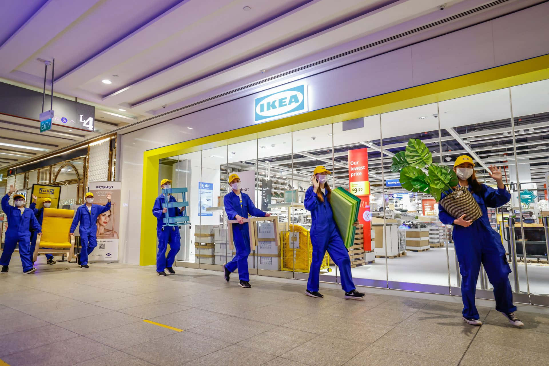 en gruppe arbejdere, der går gennem et shoppingcenter Wallpapers