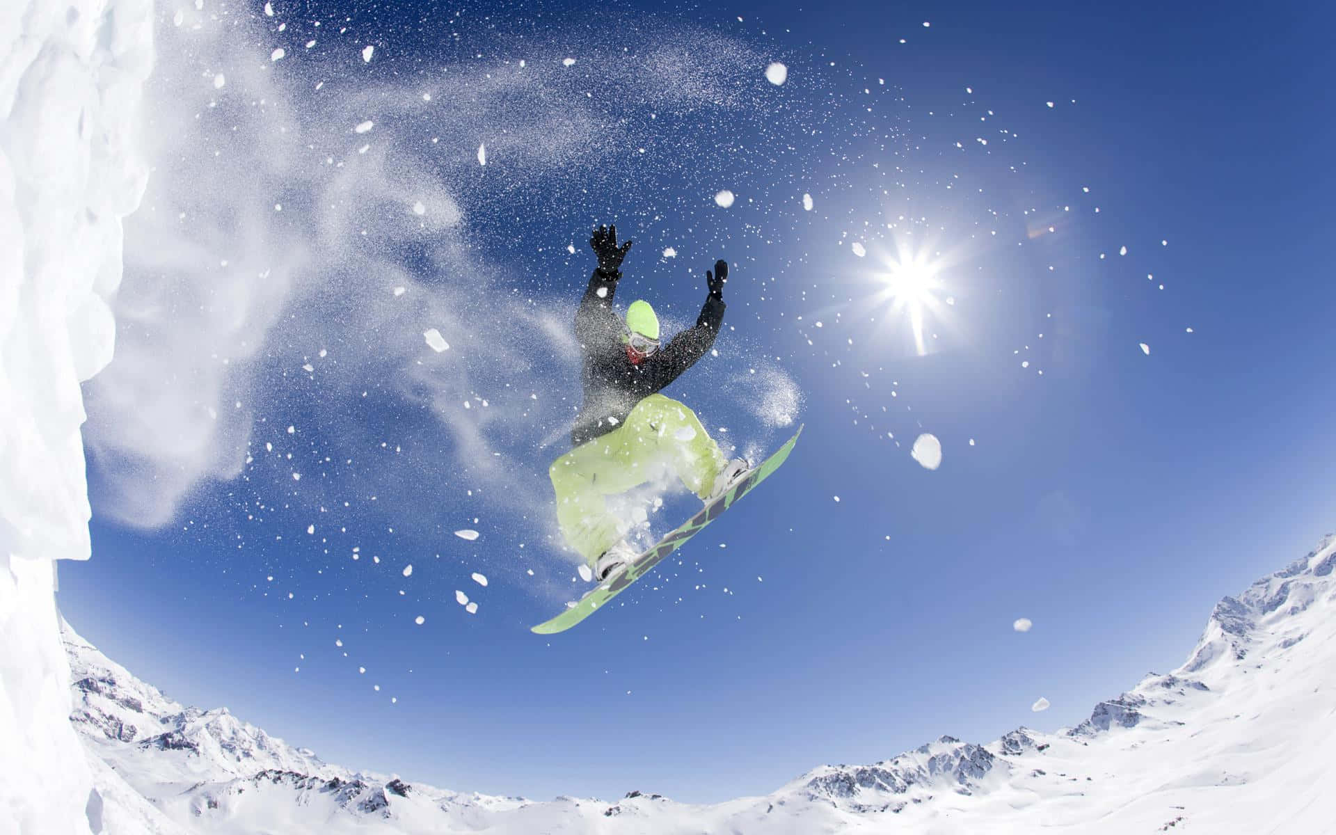 En gruppe venner, der nyder snowboarding på en smuk vinterdag Wallpapers