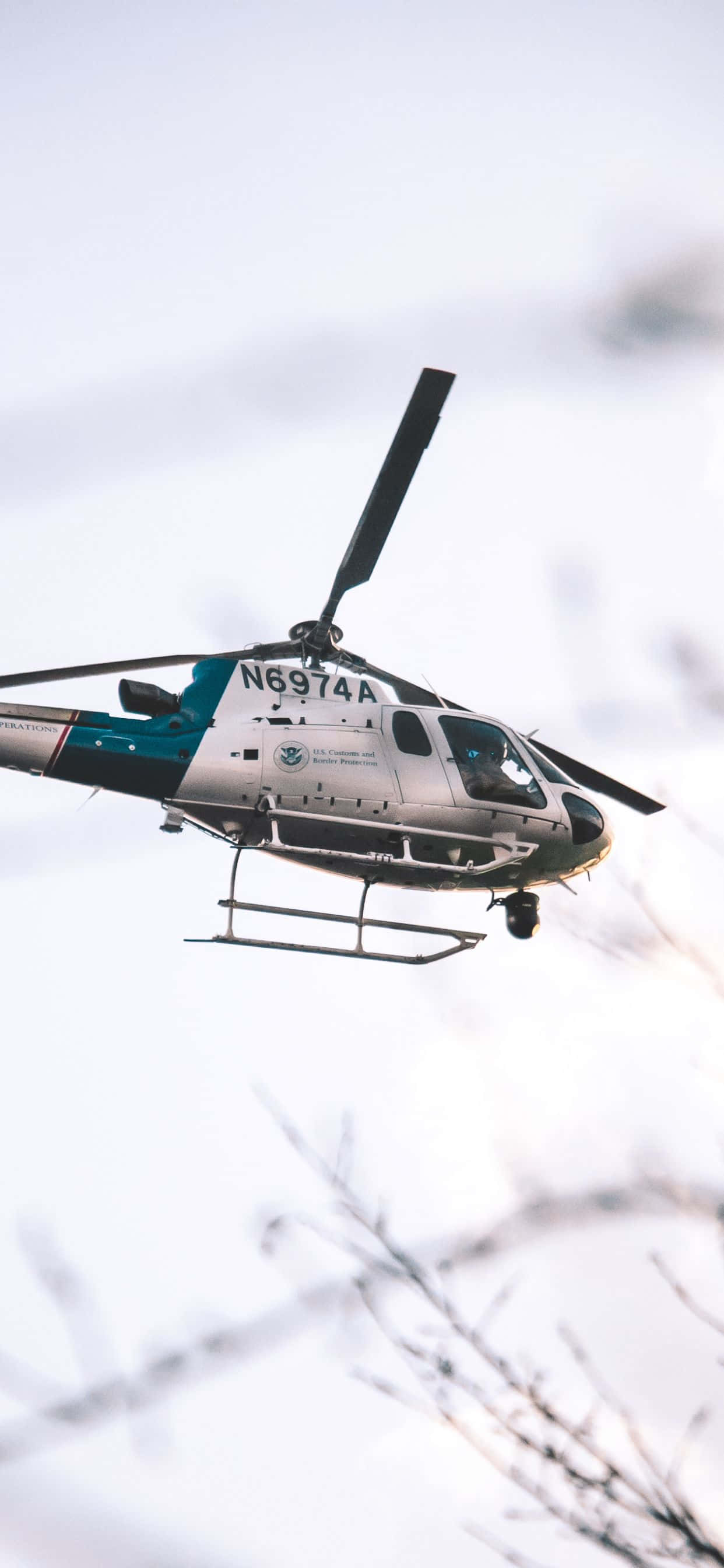 en helikopter der flyver gennem himlen Wallpapers