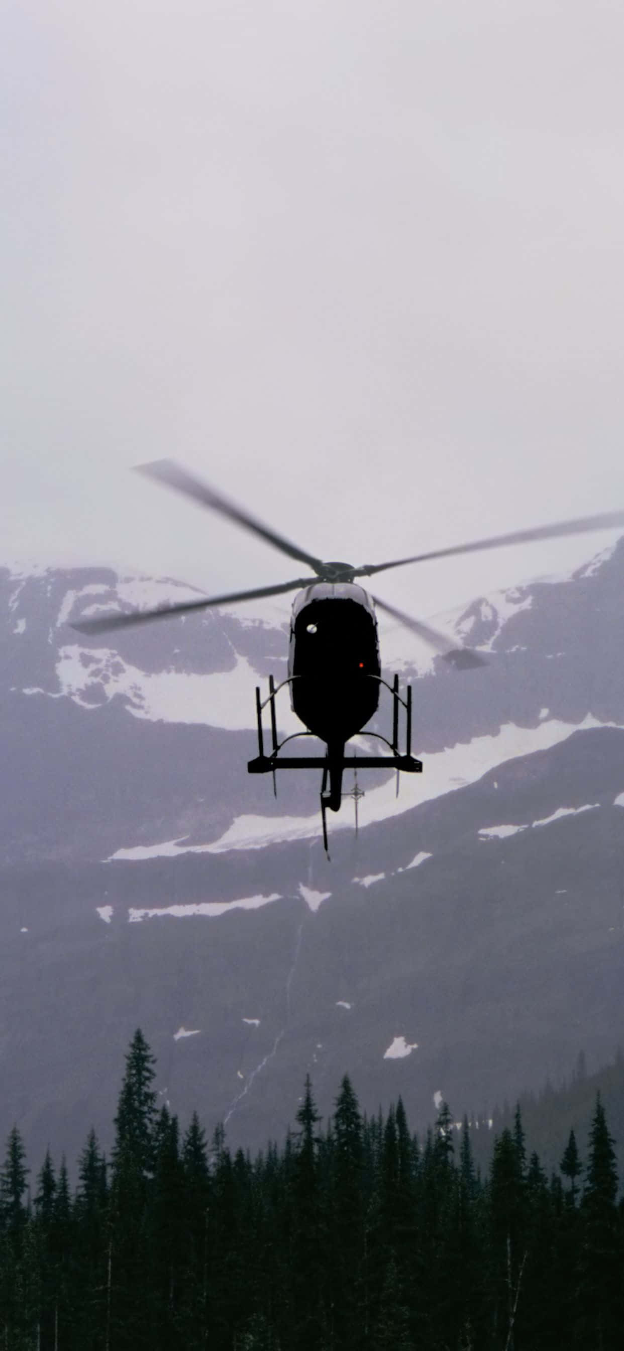 en helikopter der flyver over en bjergkæde Wallpapers