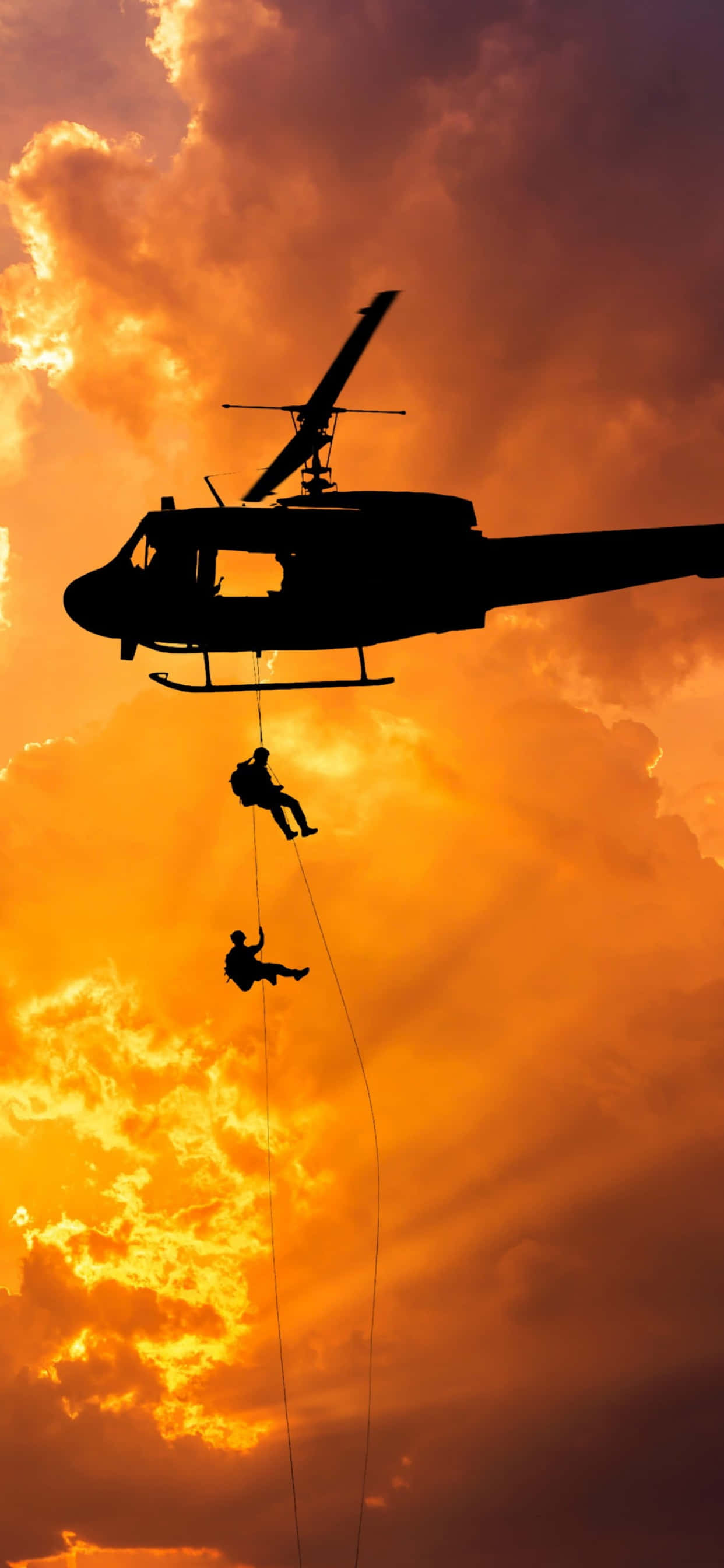 en helikopter flyver over en mand Wallpapers