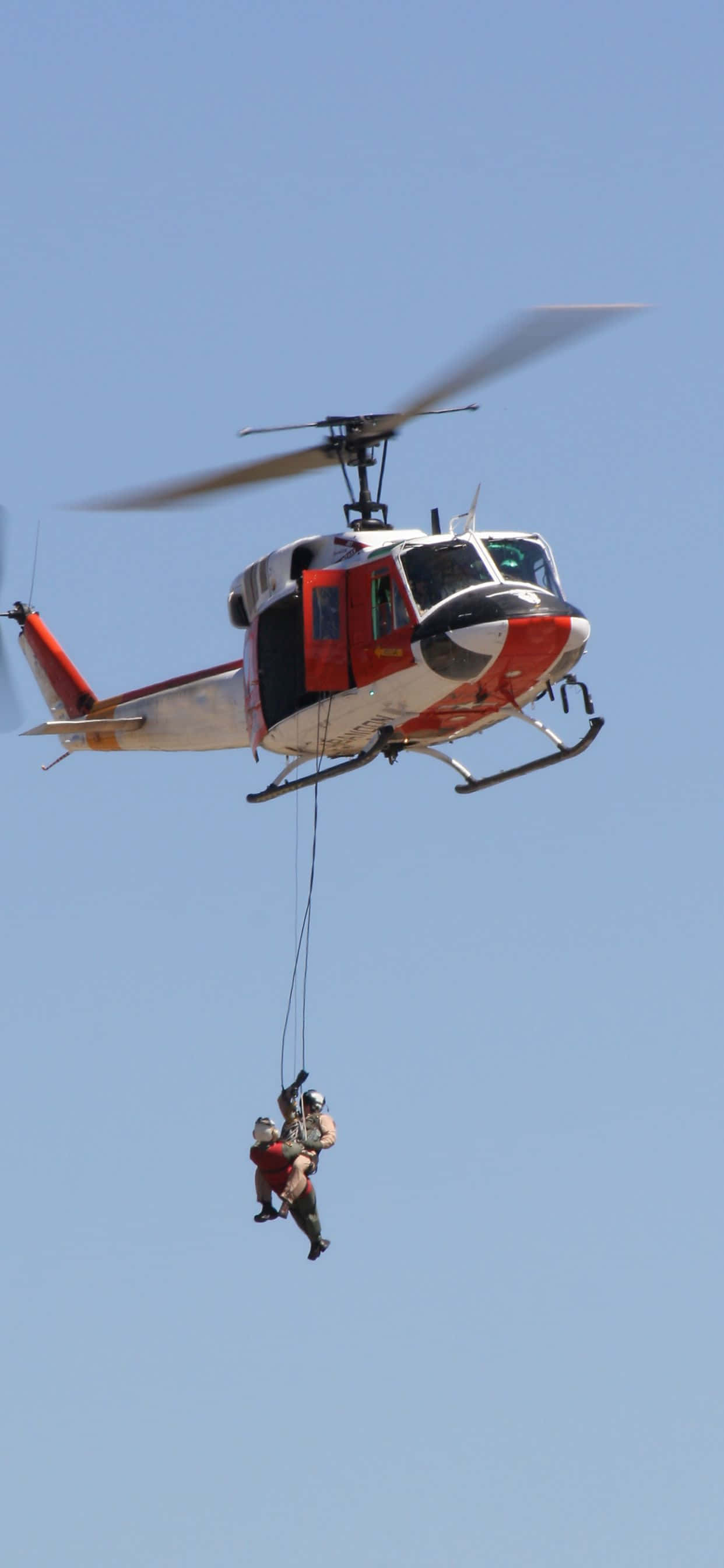 en helikopter flyver på himlen Wallpapers