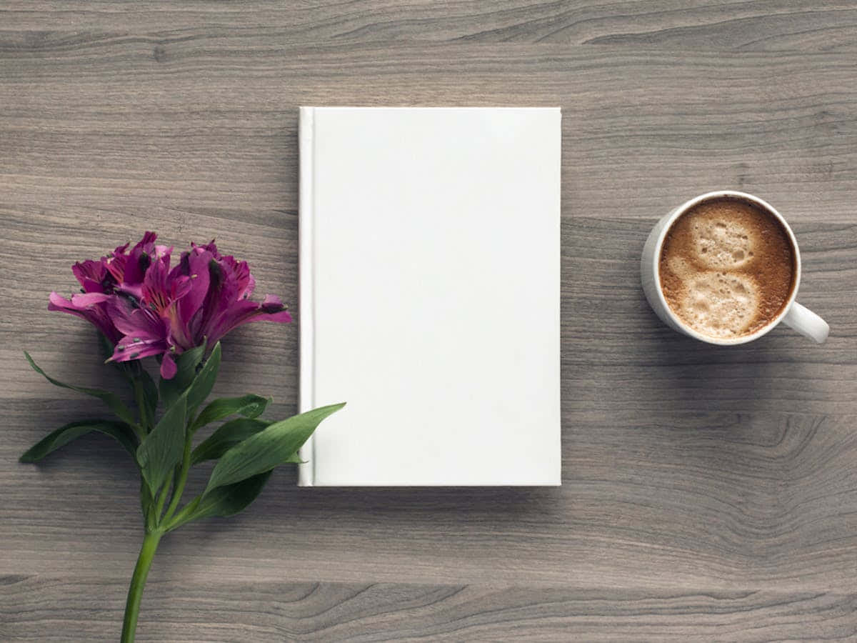 En hvid bog og en kop kaffe på et træbord Wallpapers