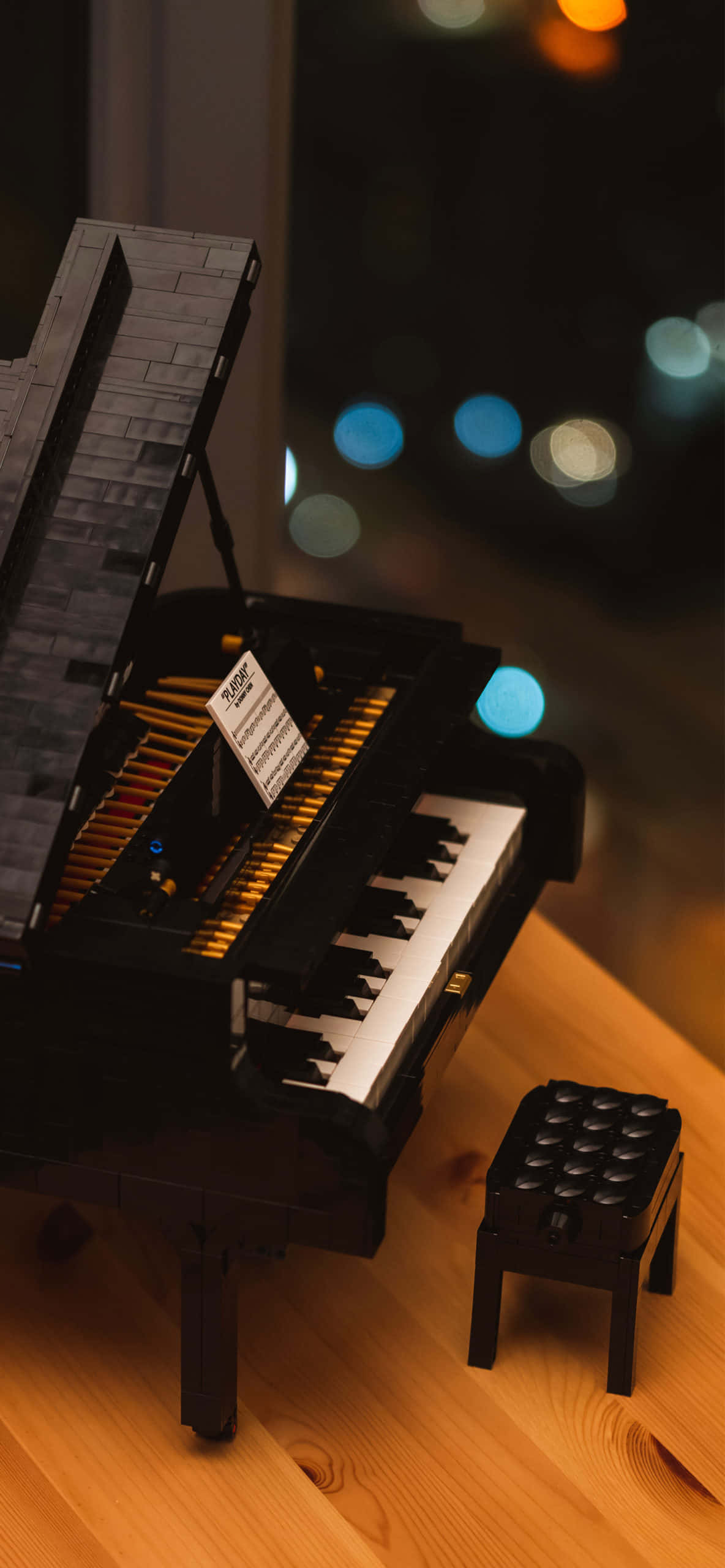 en lego-piano stående på et bord med en skammel Wallpapers