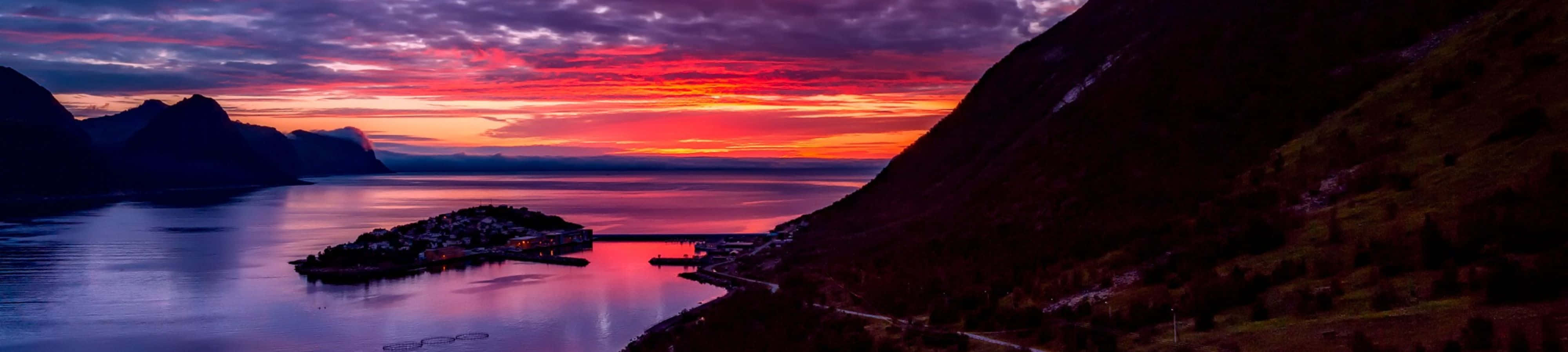 En levende solopgang lyser landskabet op Wallpapers