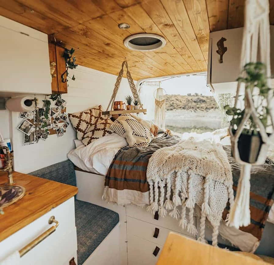 En lille campingvogn med seng og natbord Wallpapers