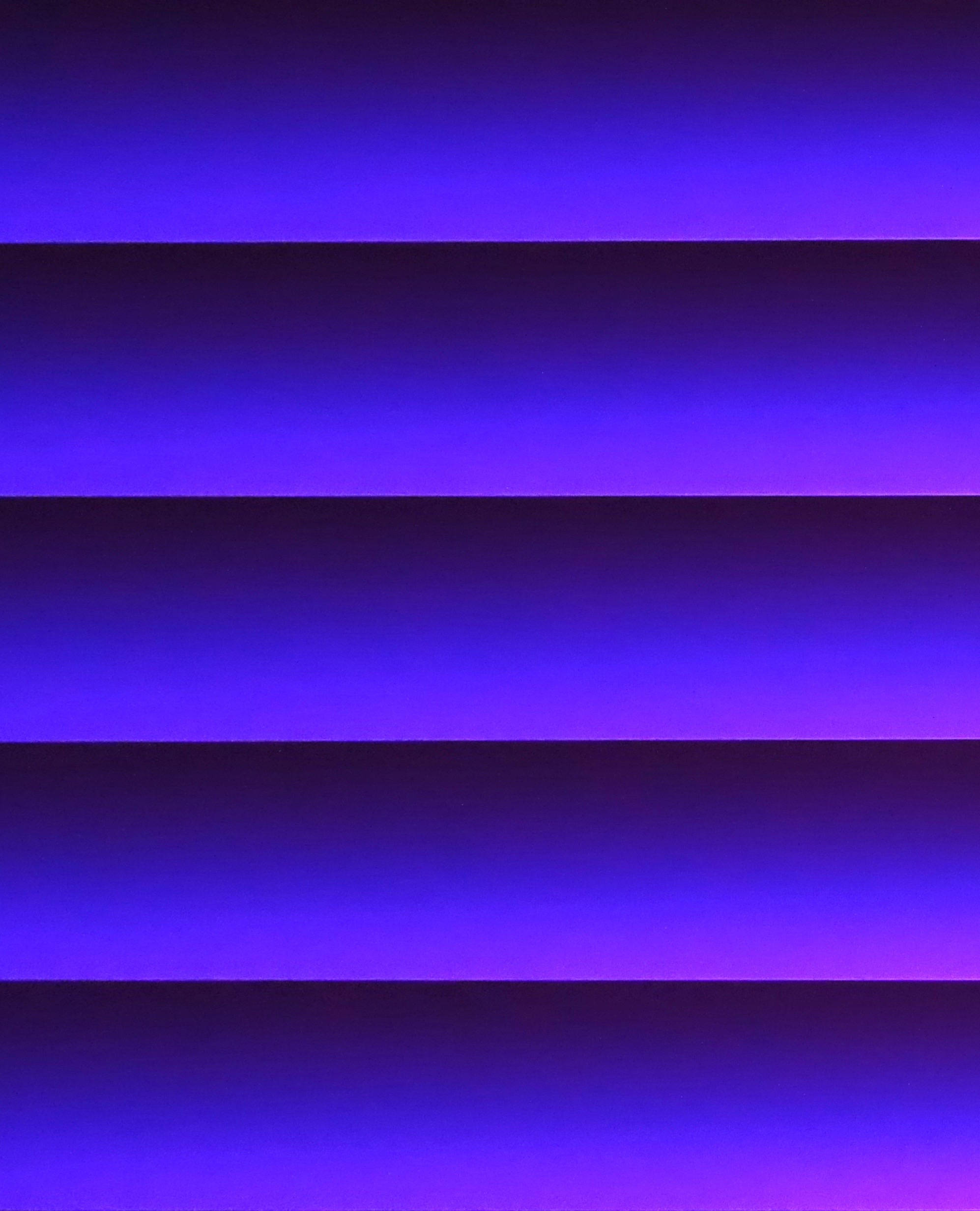 En livfuld stribet gradient med nuancer af lilla Wallpapers