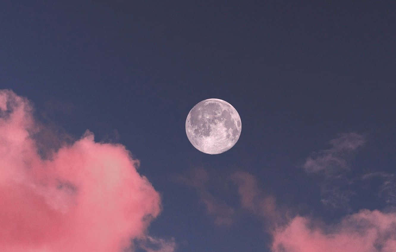en lyserød måne med skyer på himlen Wallpapers