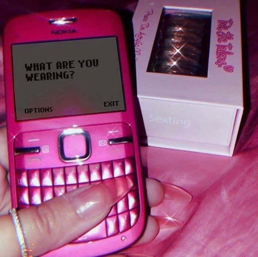 en lyserød mobiltelefon med en besked på Wallpapers