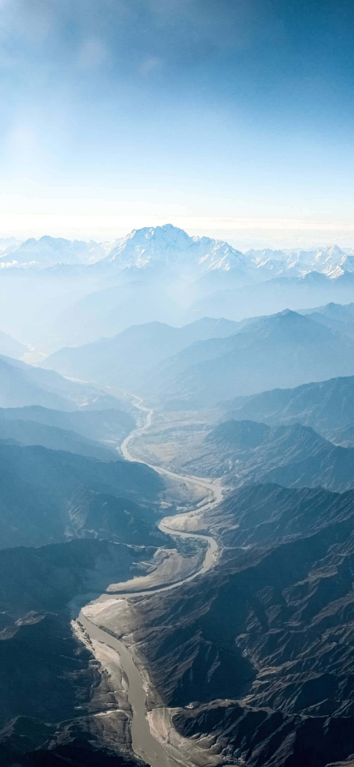 En majestætisk udsigt over de sneklædte Himalaya Wallpapers