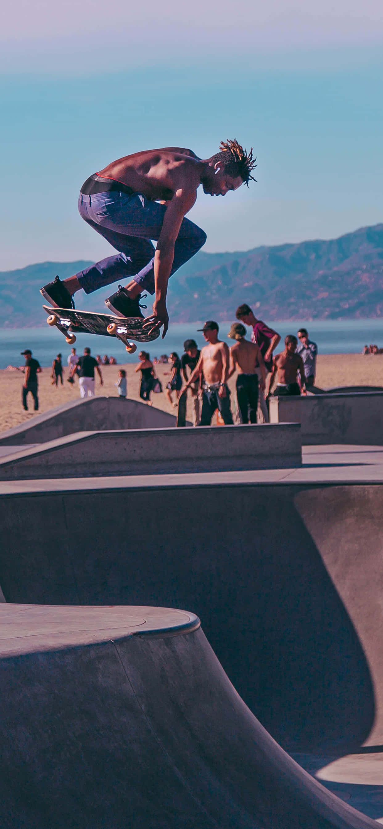 En mand, der laver et trick på et skateboard Wallpapers