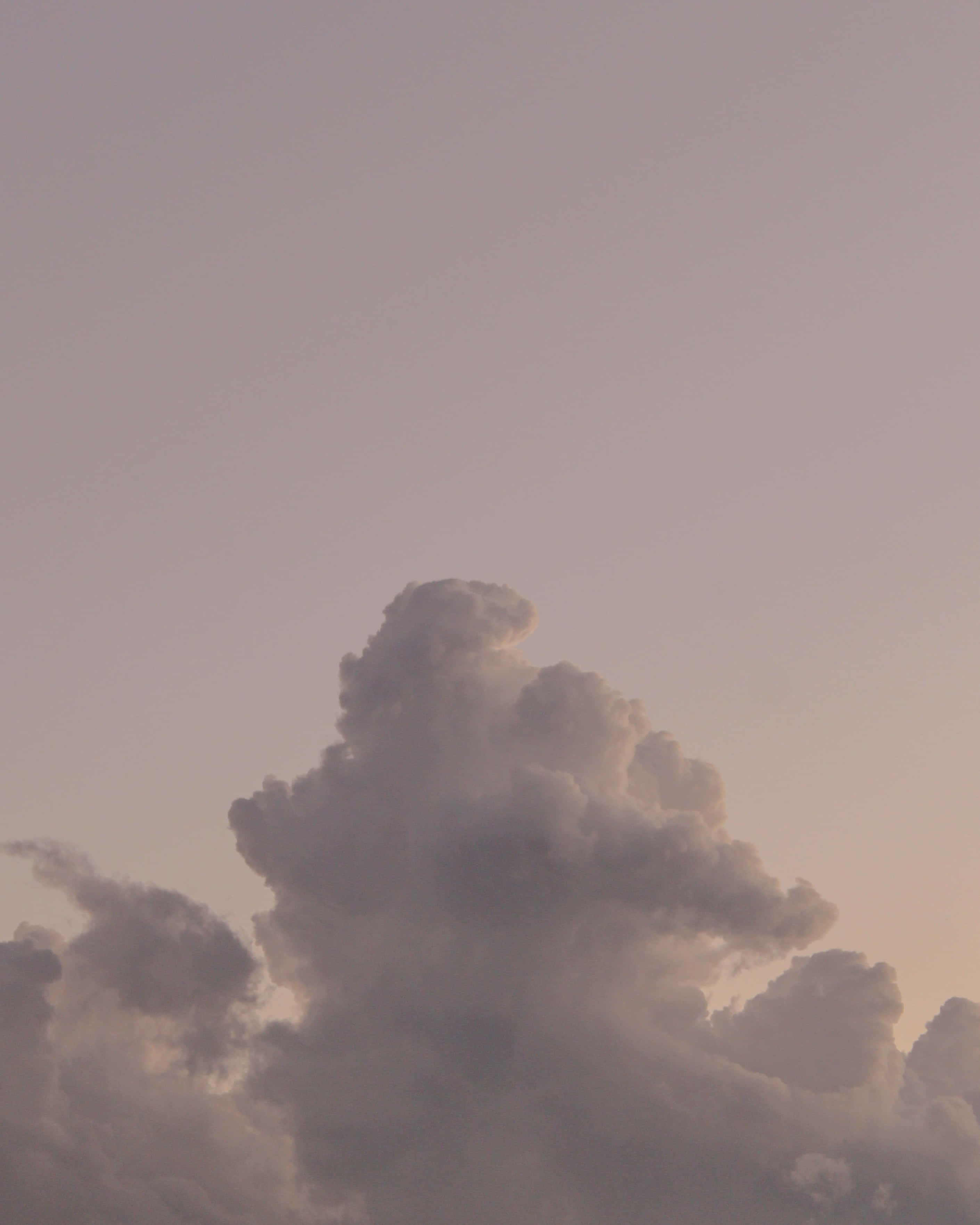 en mand flyver en drage på himlen Wallpapers