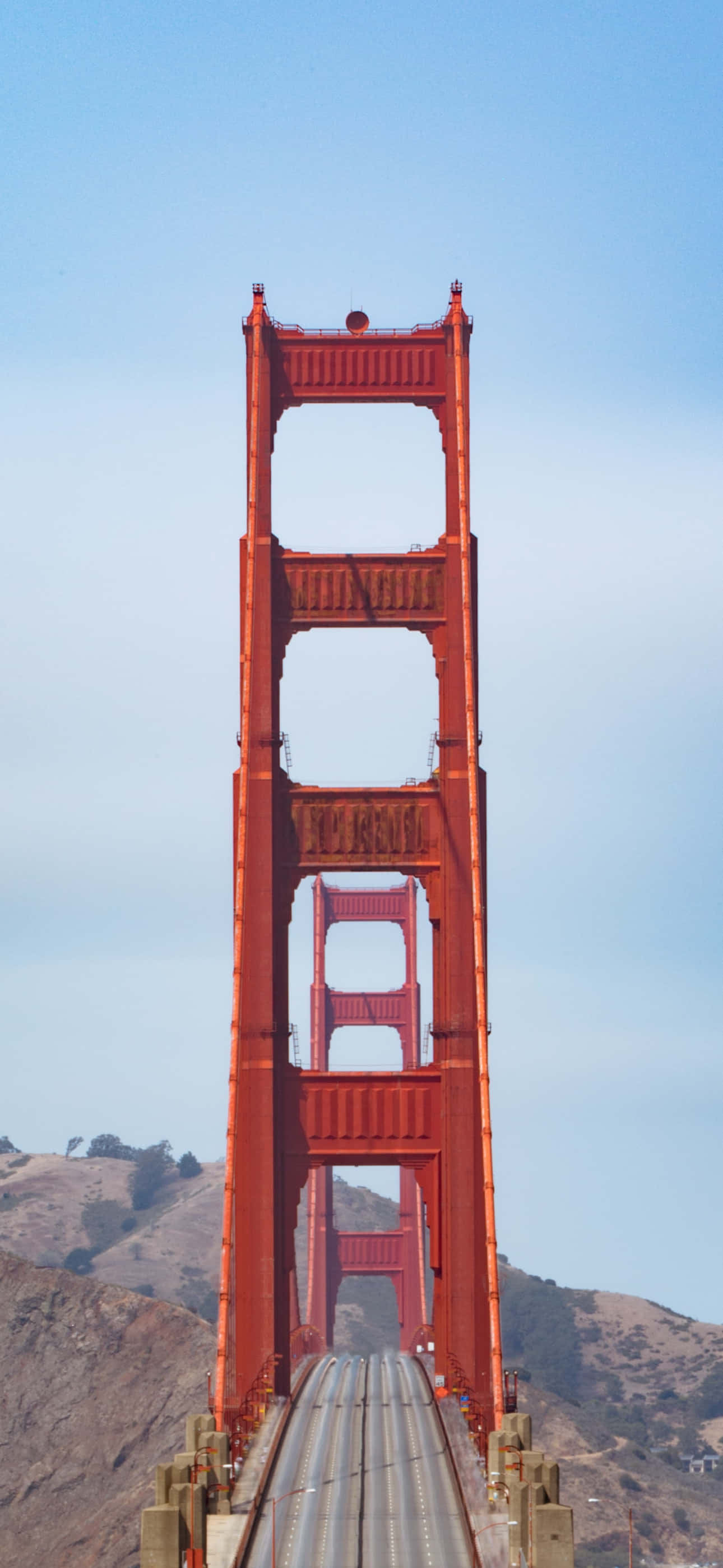 en mand kører over Golden Gate Bridge Wallpapers