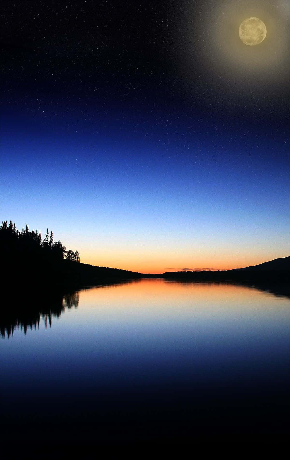 en måne reflekteres i en sø om natten Wallpapers