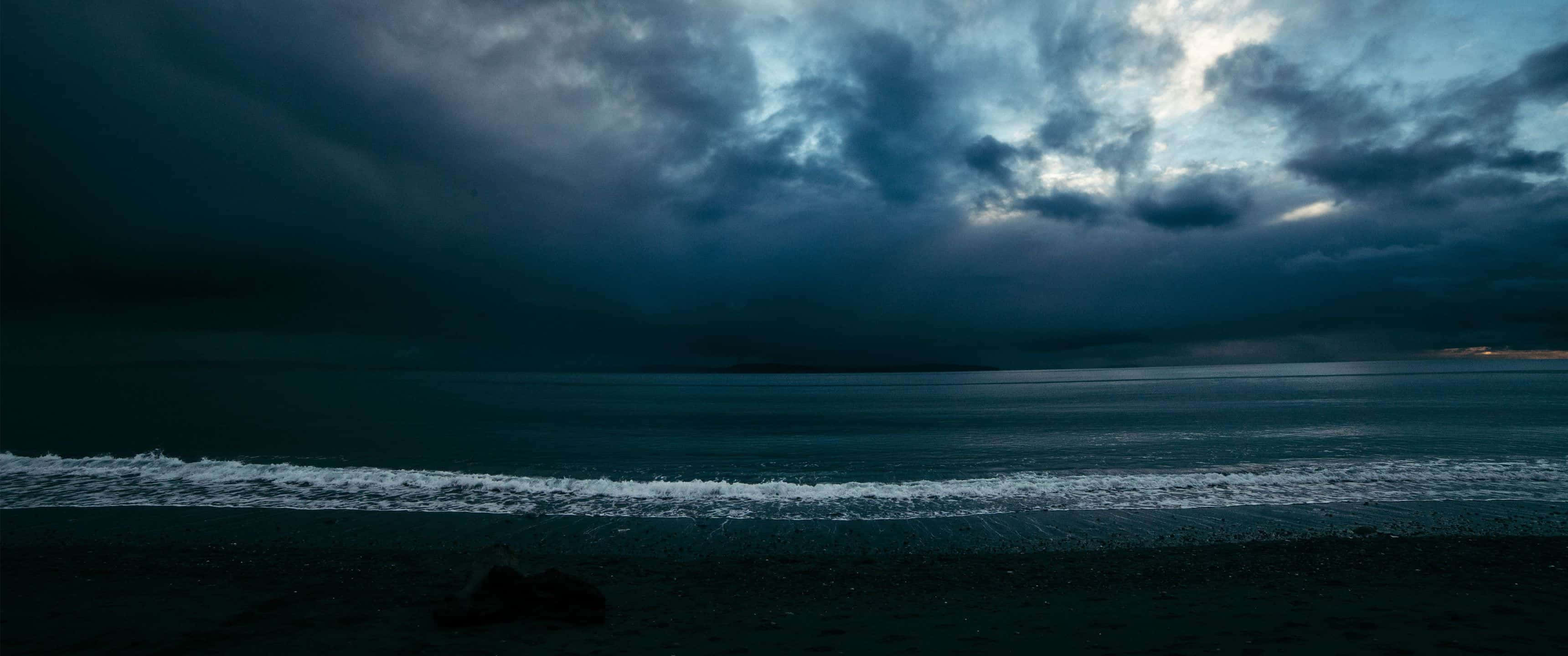 en mørk stormfuld himmel over havet Wallpapers