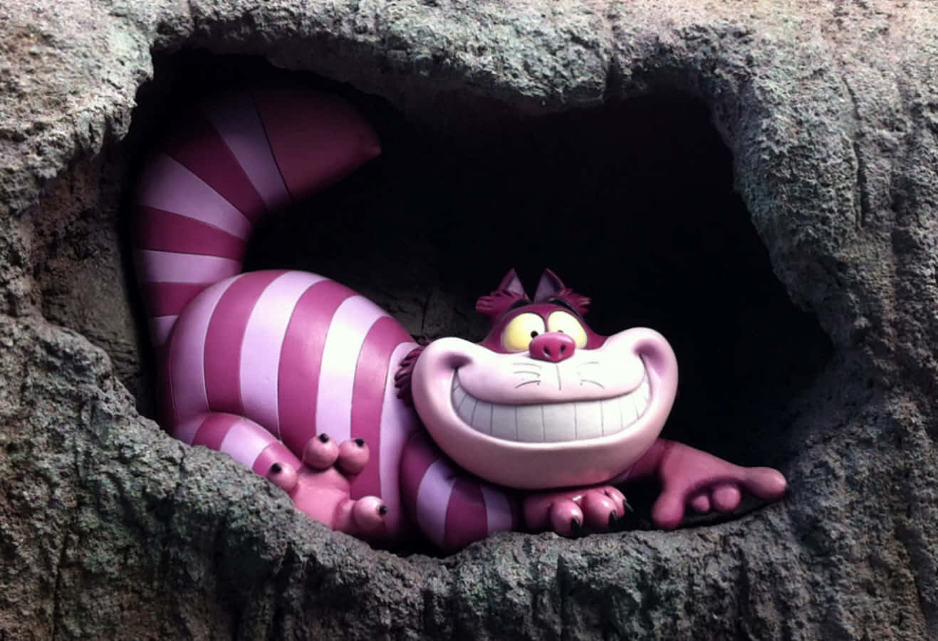 En nysgerrig Cheshire Cat kigger ud fra en levende, drømmeagtig verden. Wallpapers