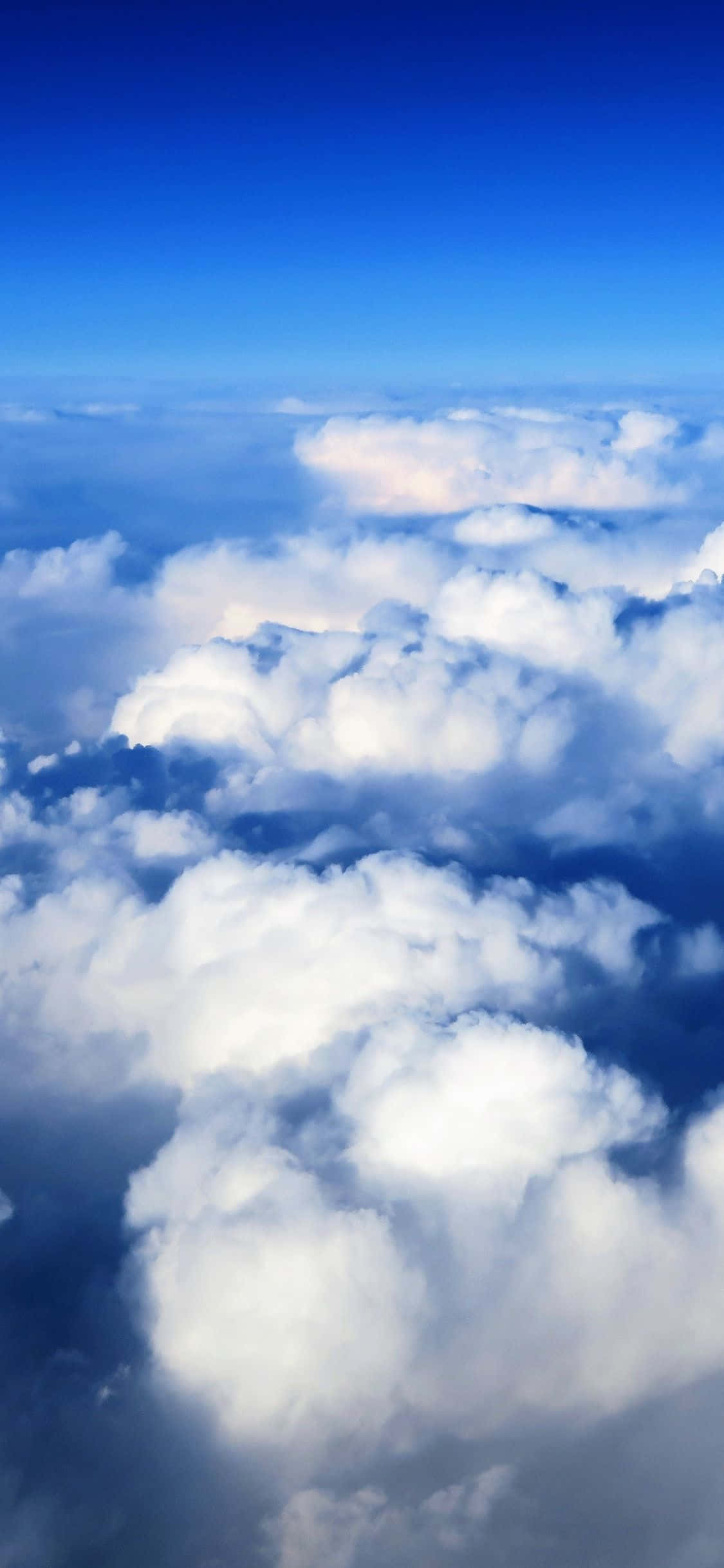 En perfekt blå himmel med smukke hvide skyer Wallpapers