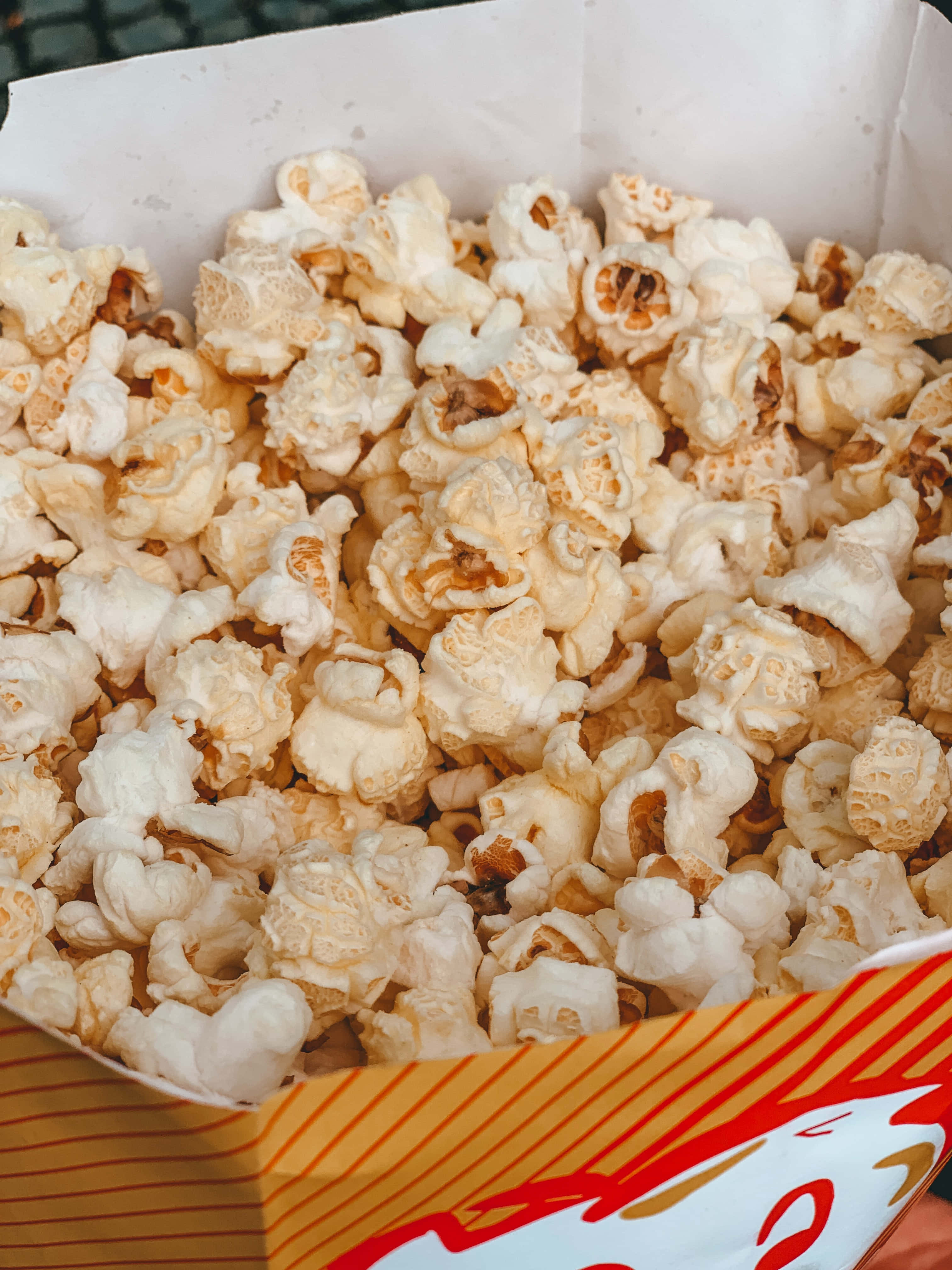en person, der holder en æske popcorn Wallpapers
