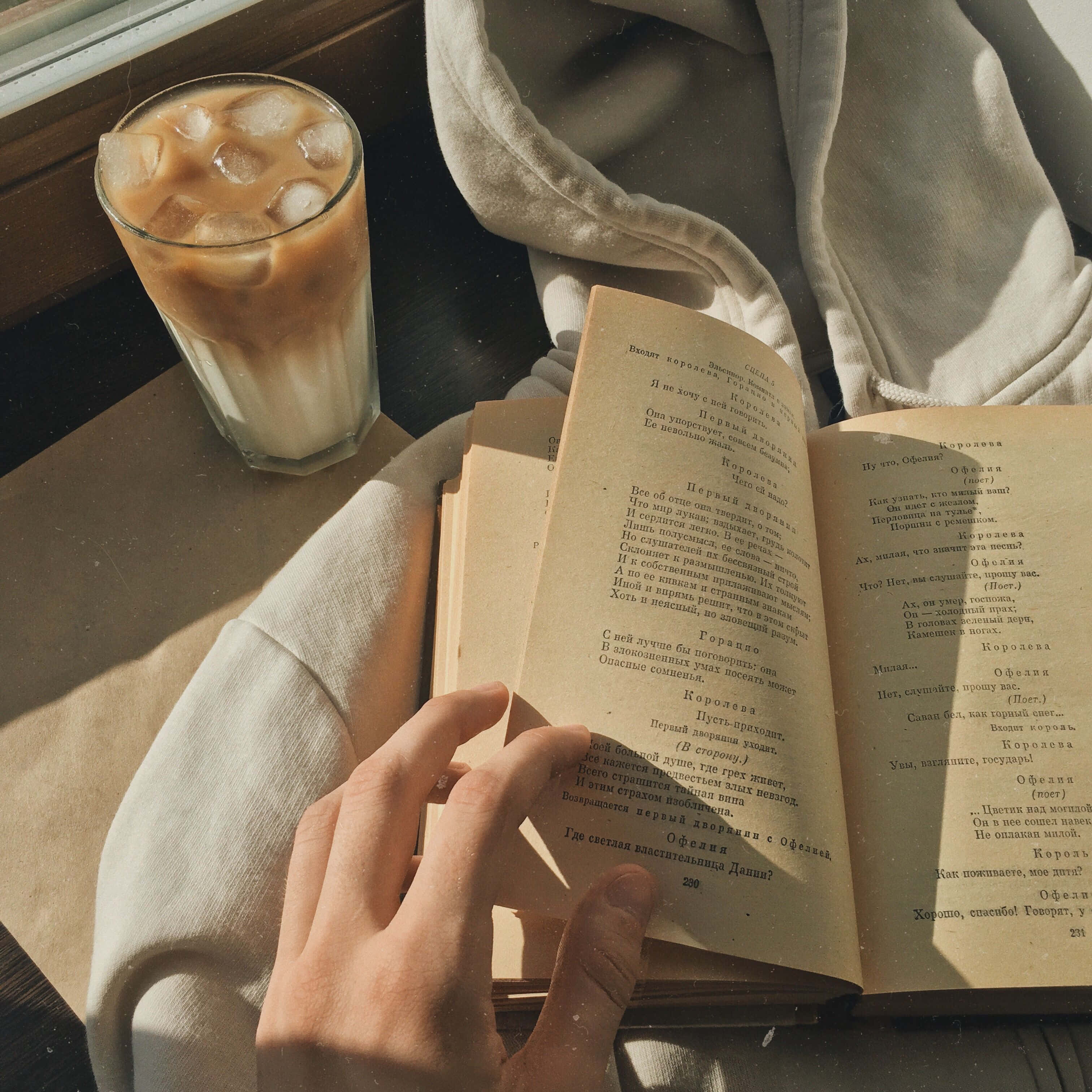en person der læser en bog med en kop kaffe Wallpapers