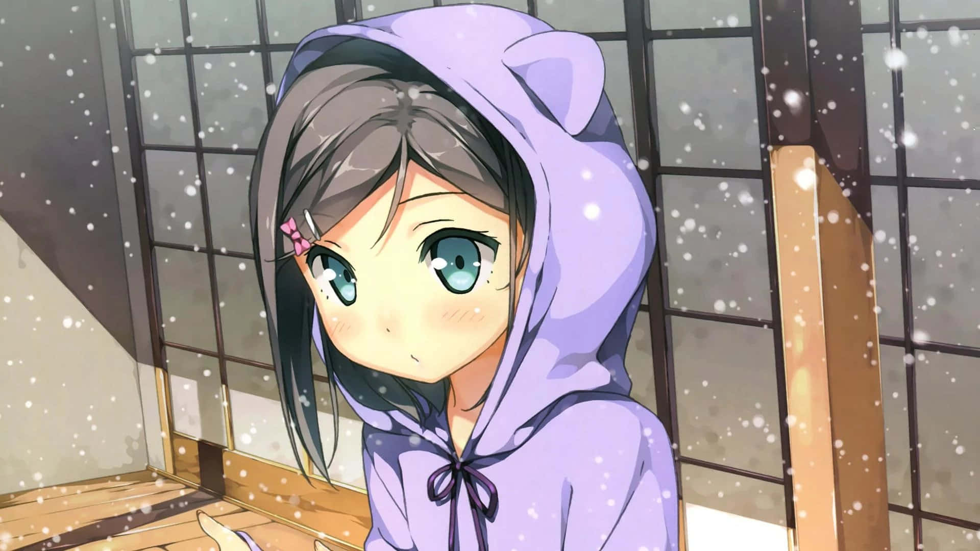 En pige i en lilla hættetrøje siddende på et trægulv Wallpapers