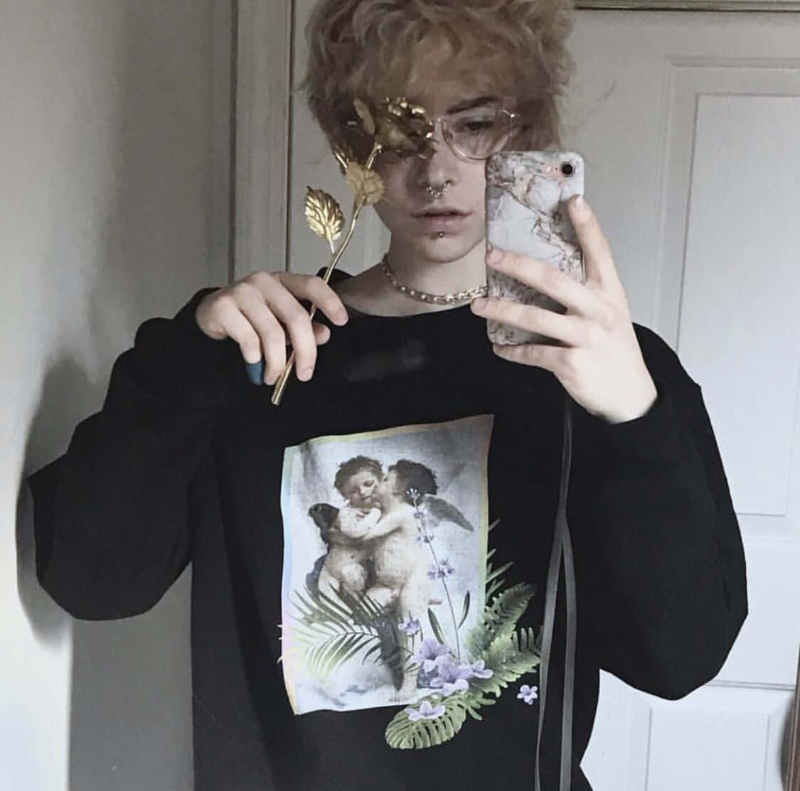 en pige iført en sort sweatshirt med et billede af en blomst Wallpapers
