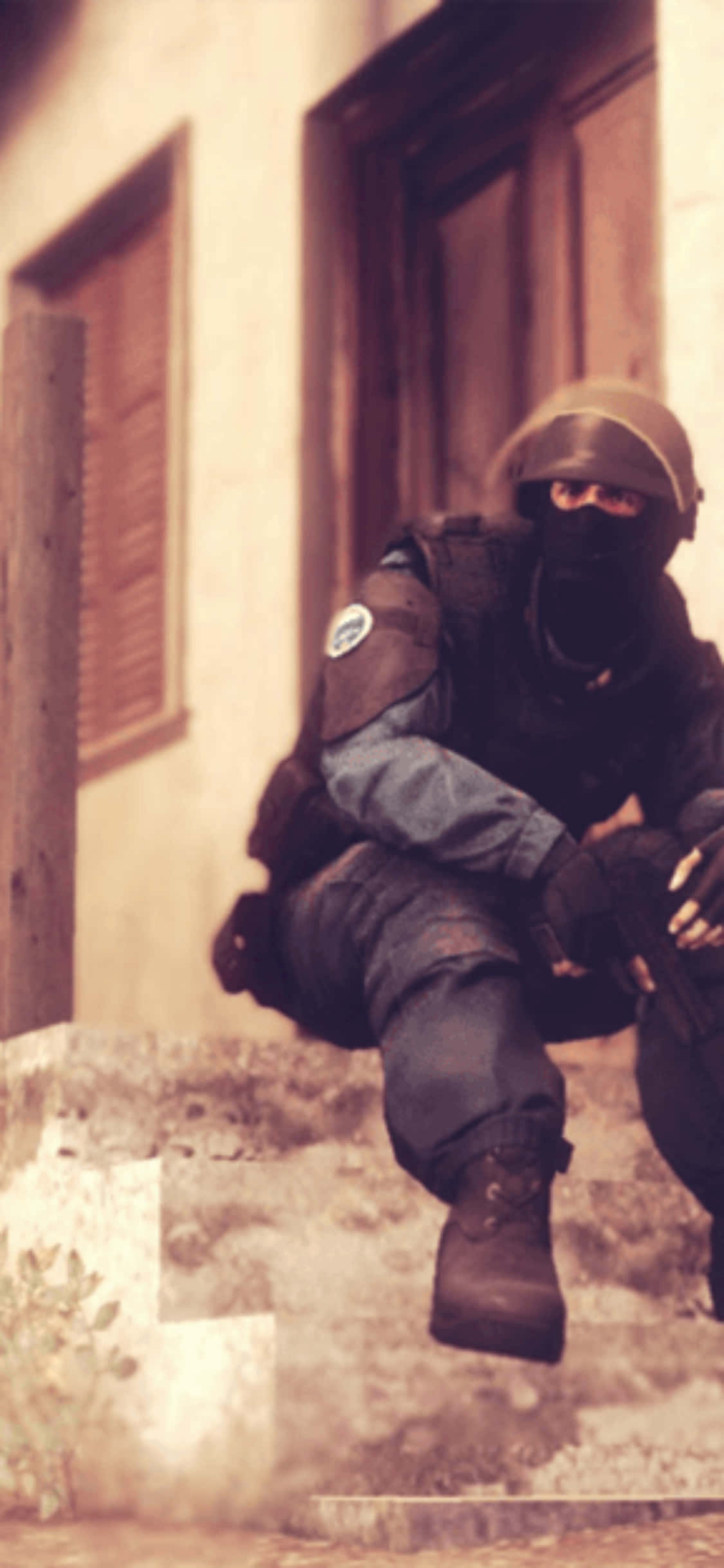 En professionel gamer konkurrerer i Counter-Strike: Global Offensive på en iPhone XS Wallpapers