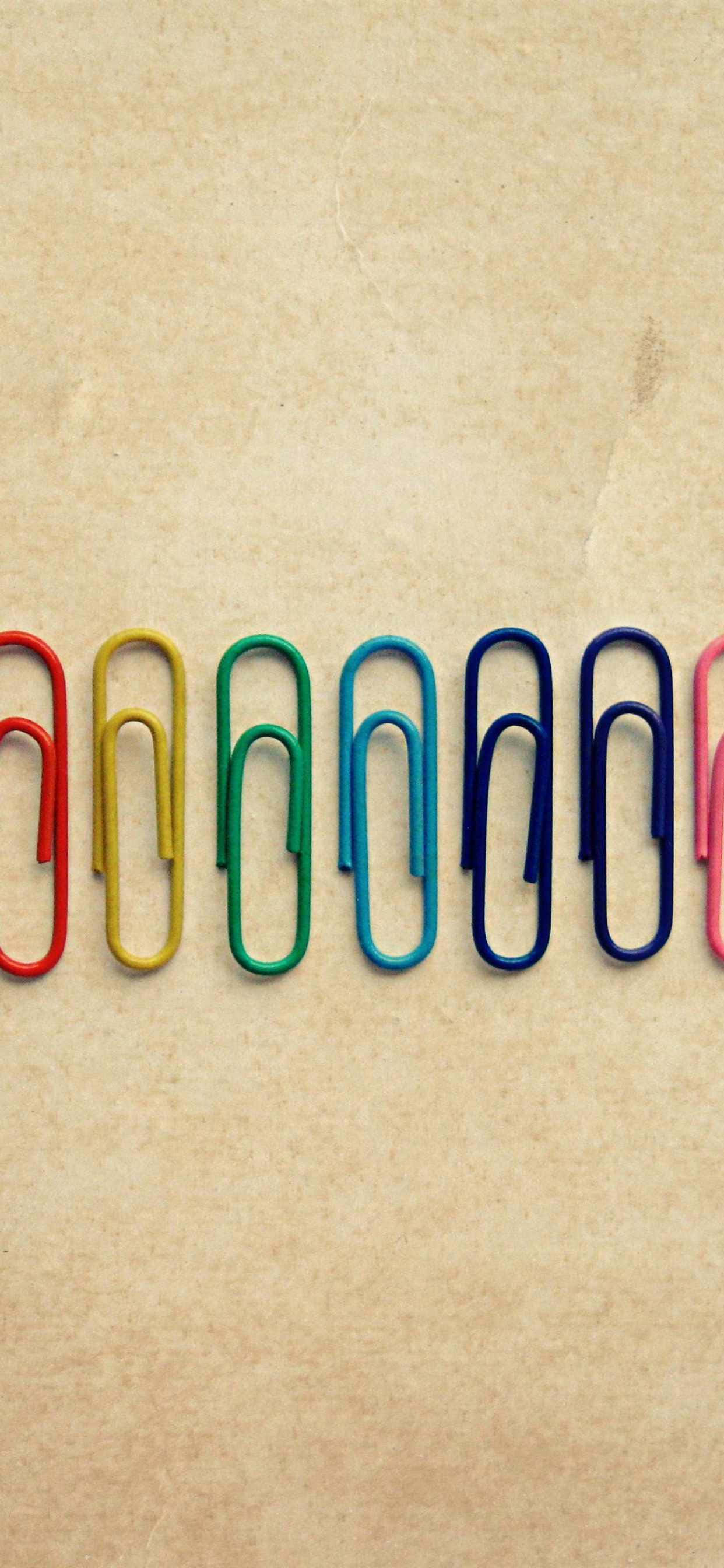 en række farvede papirclips Wallpapers