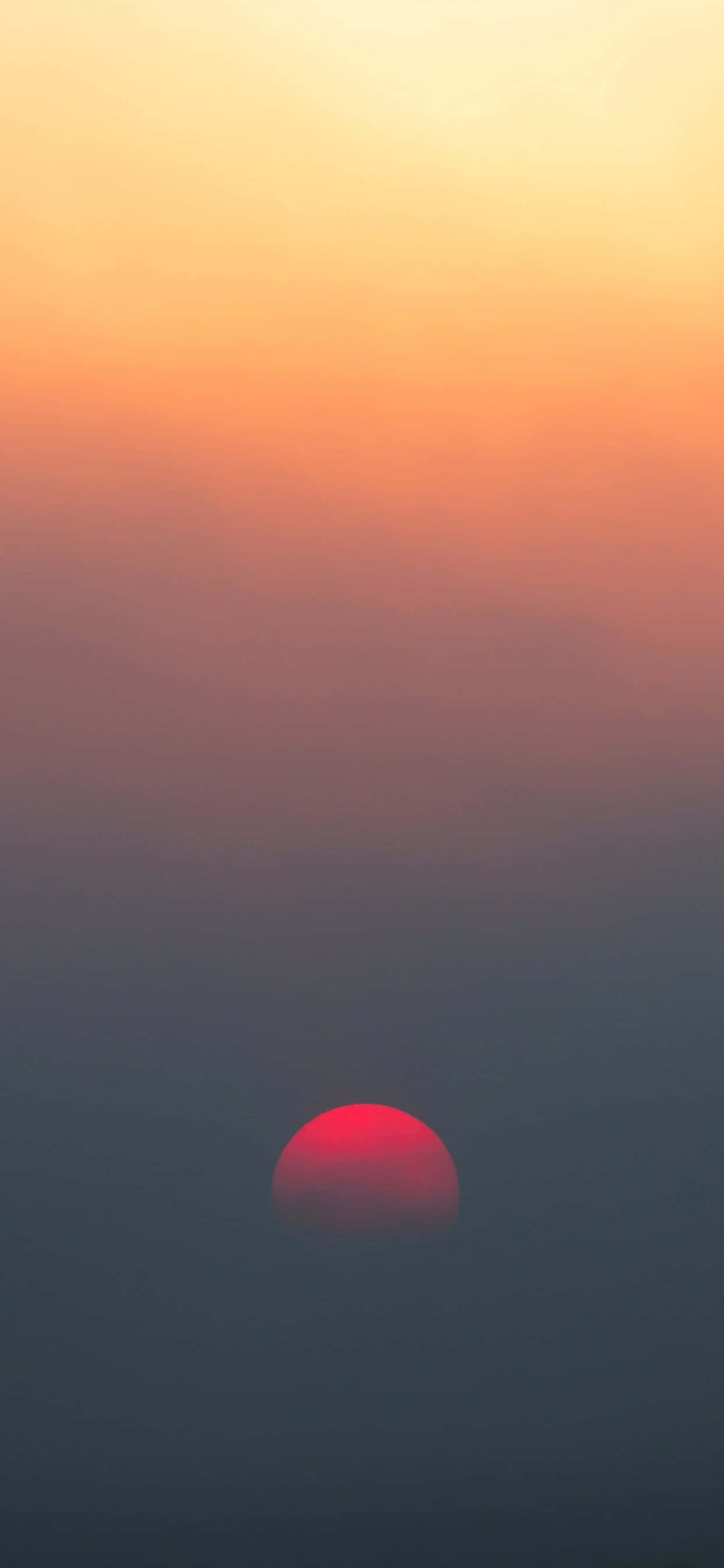 en rød sol stiger op over en tågefyldt himmel Wallpapers