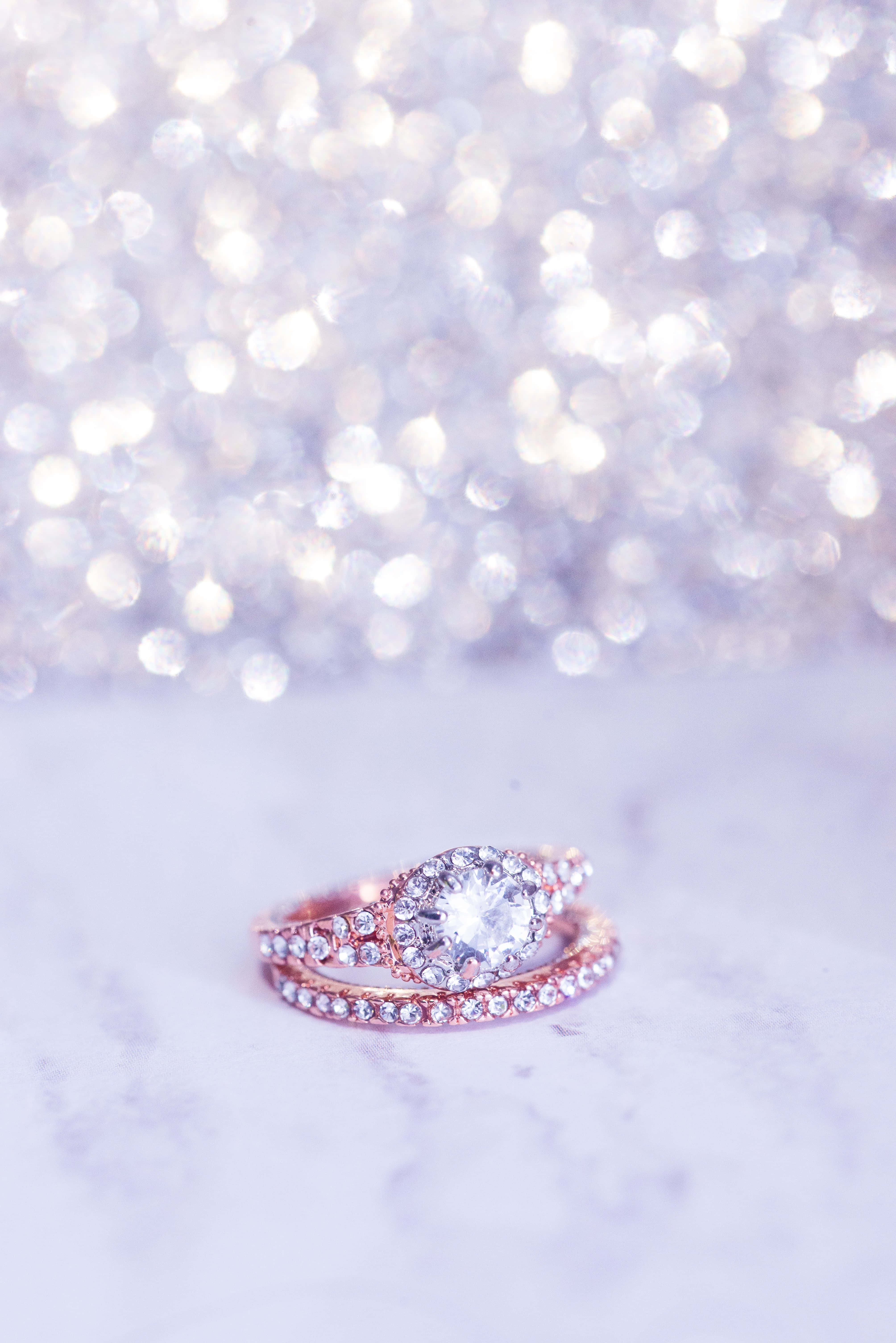en rosaguld forlovelsesring med en diamant i midten Wallpapers