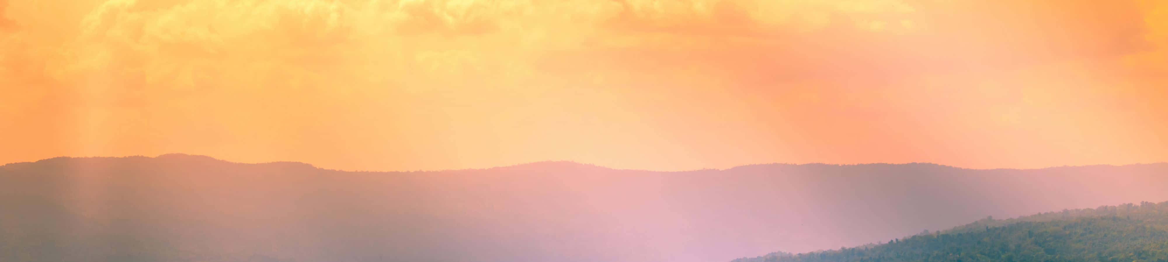 En skarp blå himmel spejlet i glitrende alpine søer Wallpapers
