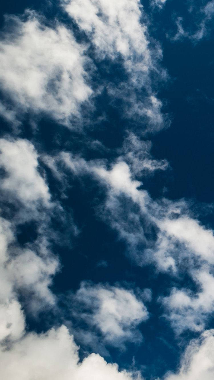 En skyet himmel fra iPhone-højder Wallpapers