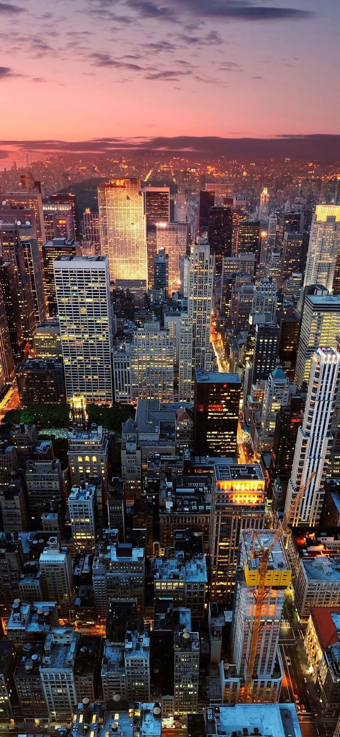 En skyet og tåget skyline af New York City set gennem en iPhone X Wallpapers