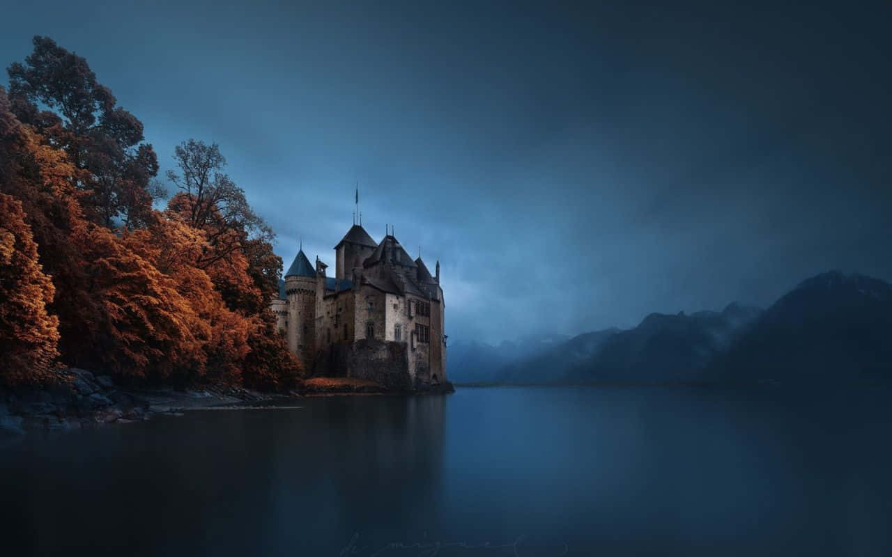 En smuk grøn sø omgivet af bjerge. Wallpapers