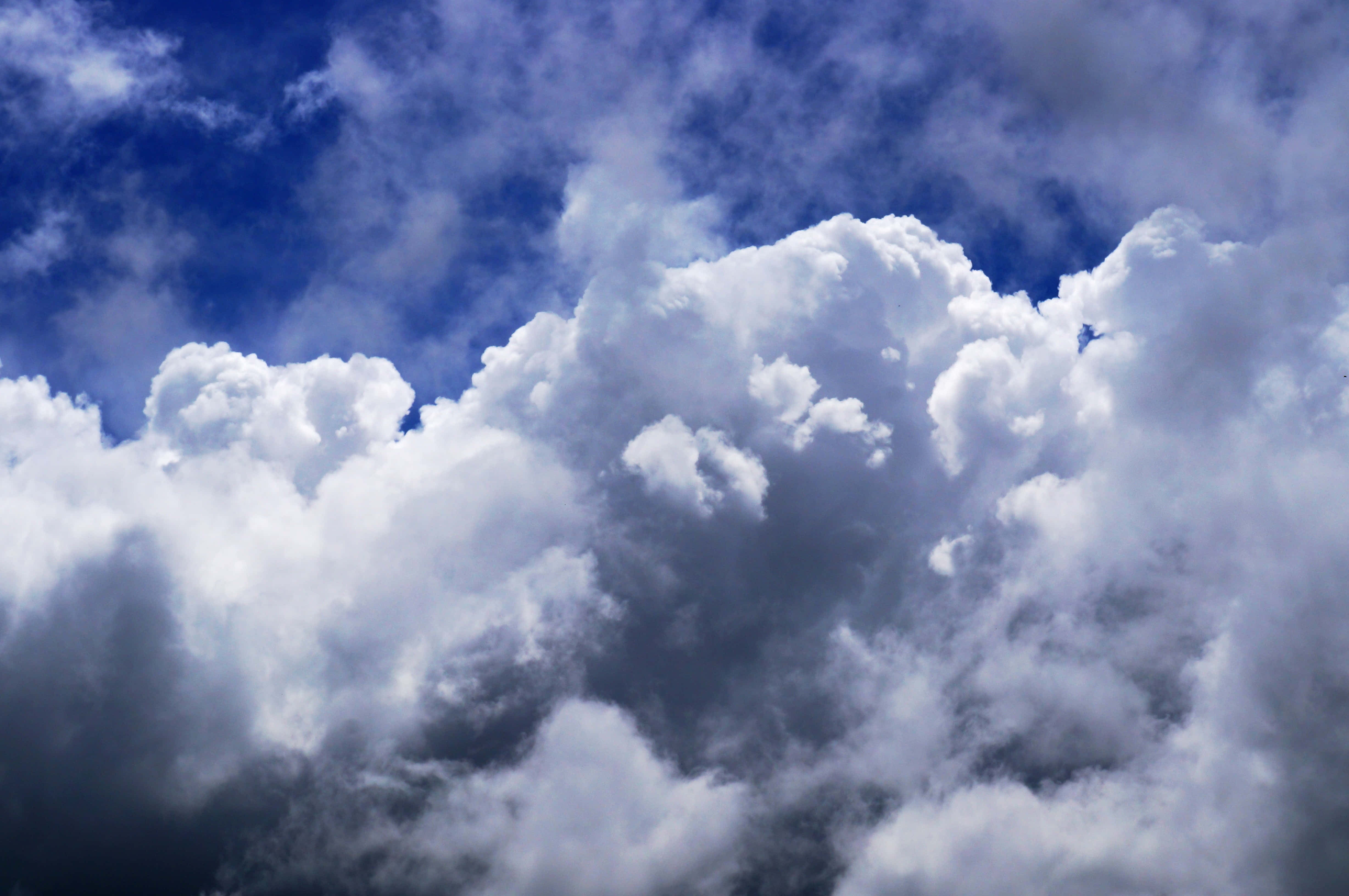 En smuk klar dag med en lys blå himmel. Wallpapers
