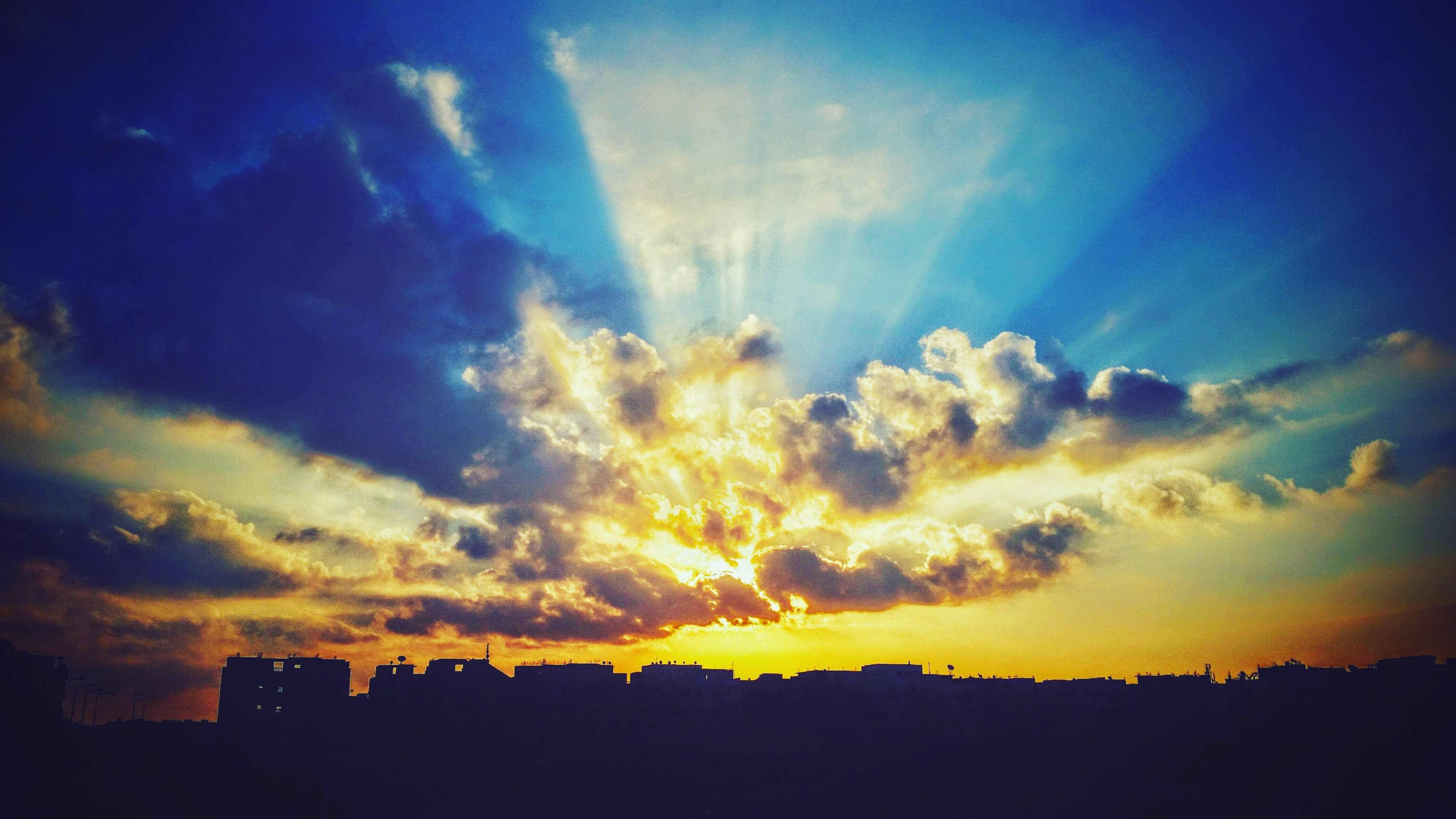 En smuk kombination af blå og orange på himlen under en betagende solnedgang. Wallpapers
