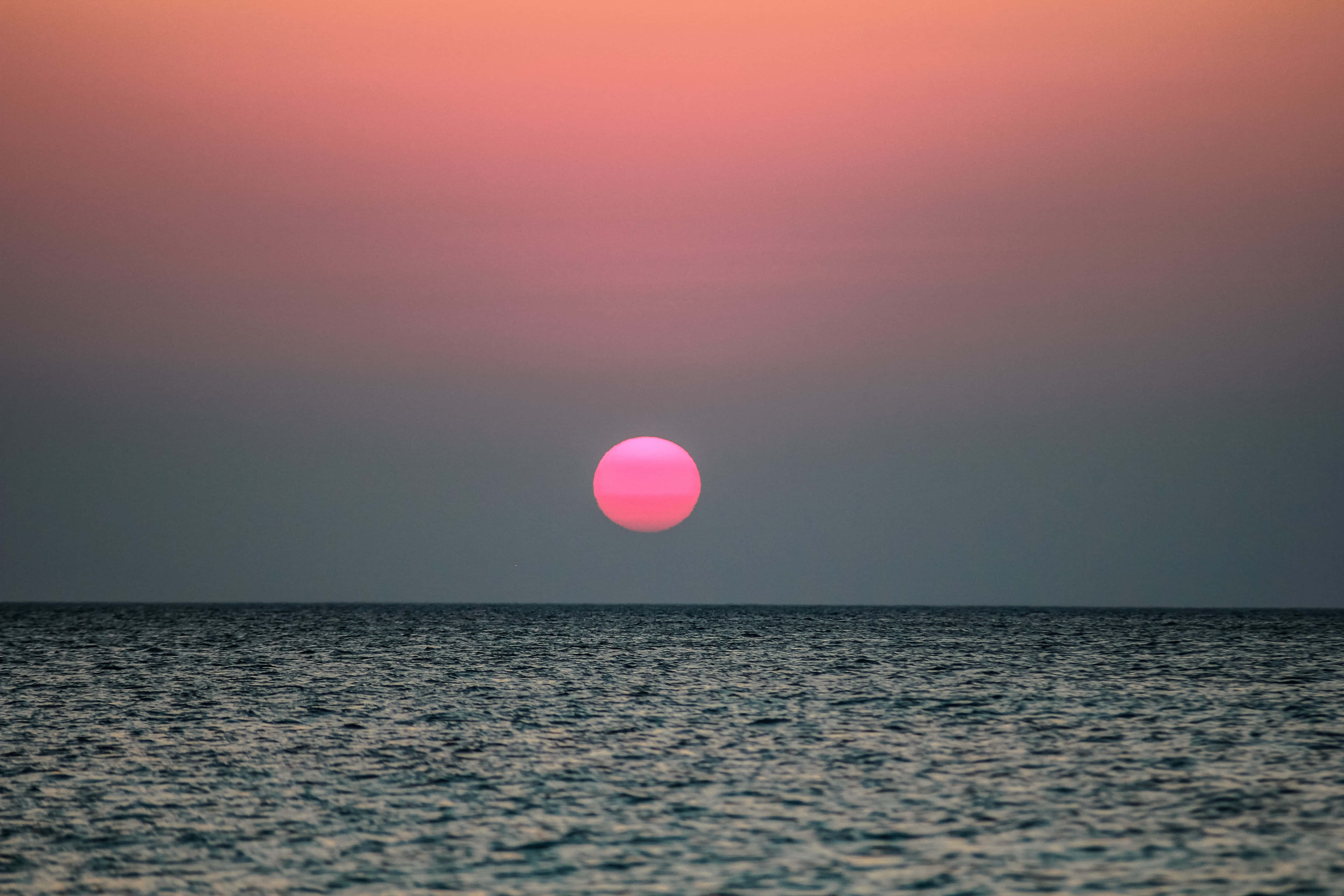 En smuk solnedgang maler himlen i varme farver. Wallpapers