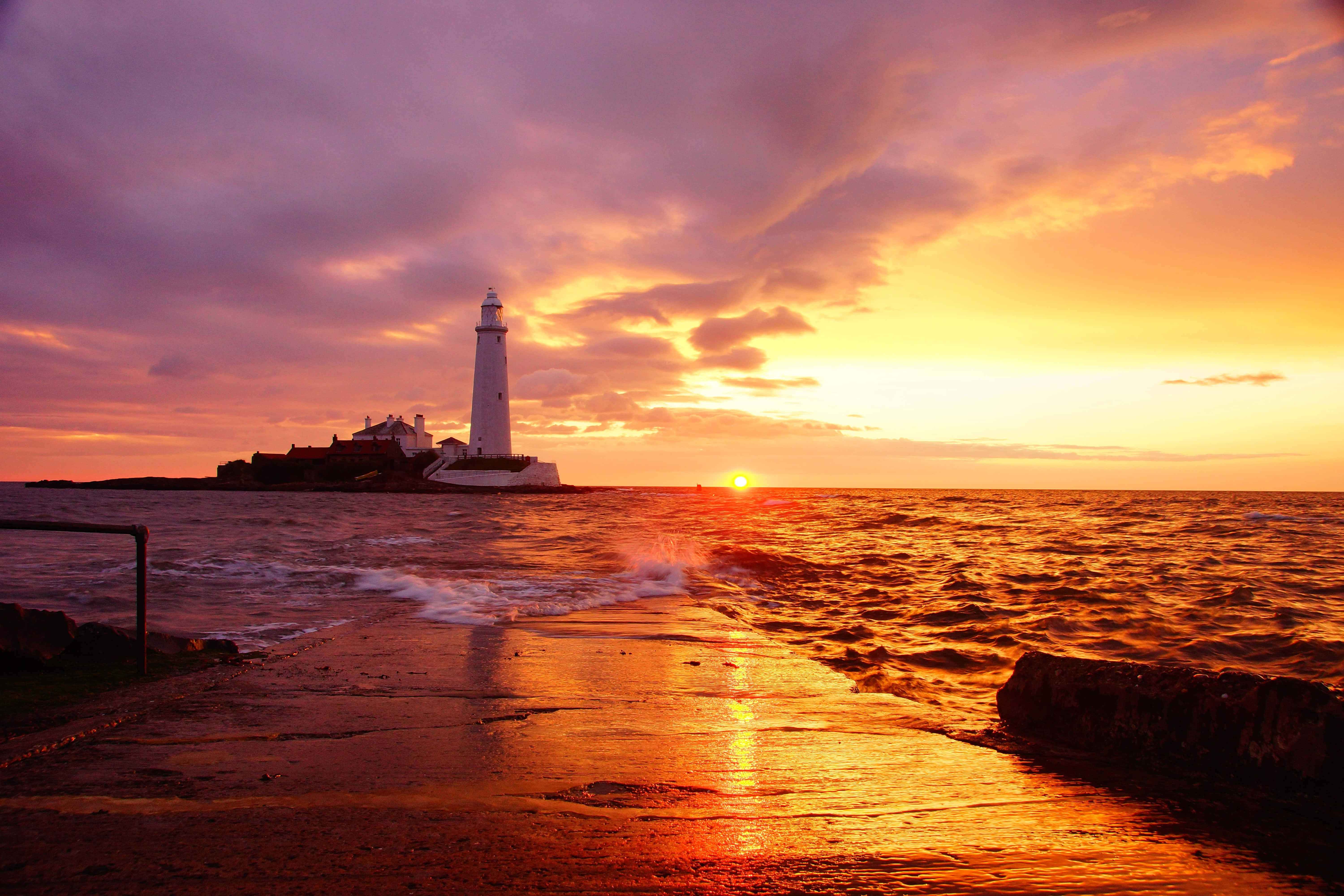 En smuk solnedgang maler himlen. Wallpapers