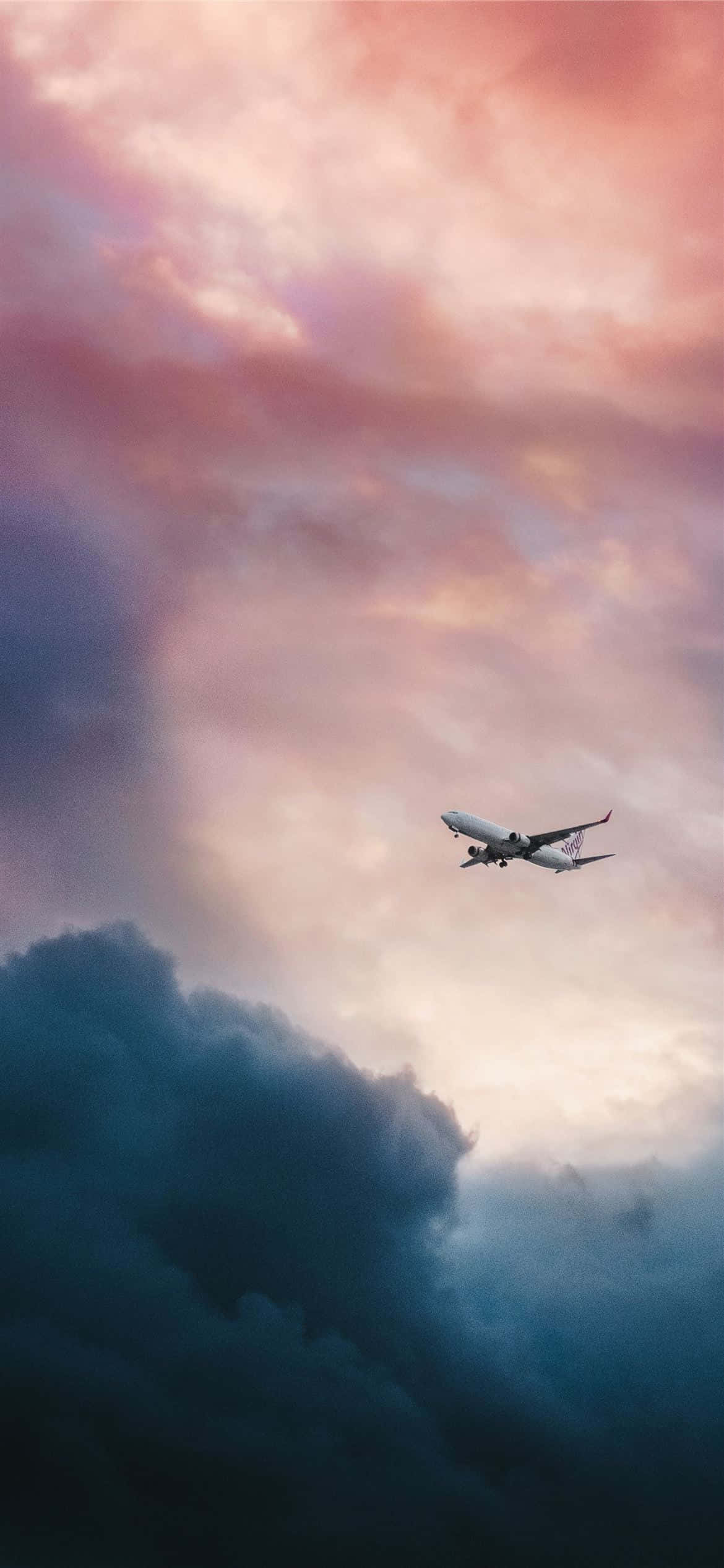 En smuk solopgang over et kommercielt fly under flyvning. Wallpapers