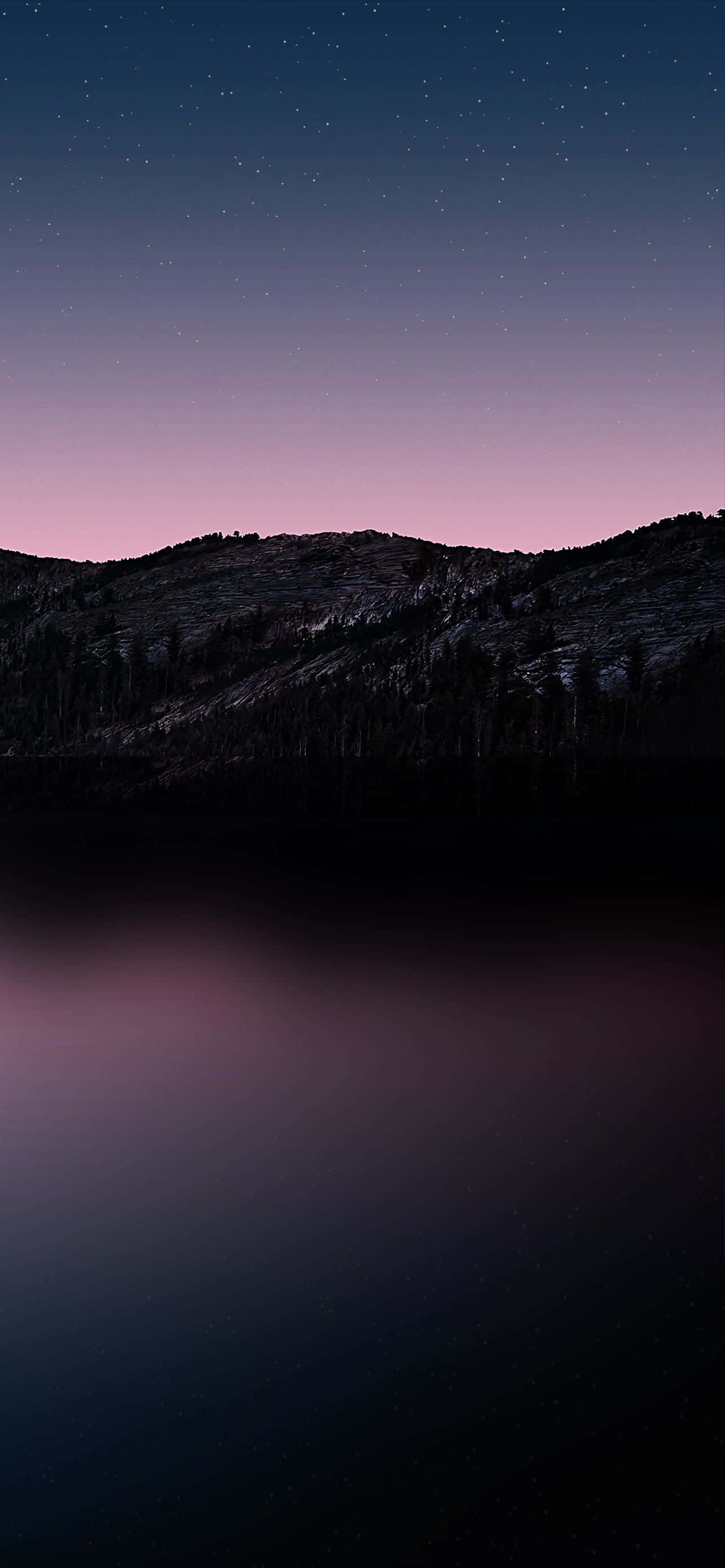 en sø med et bjerg i baggrunden Wallpapers