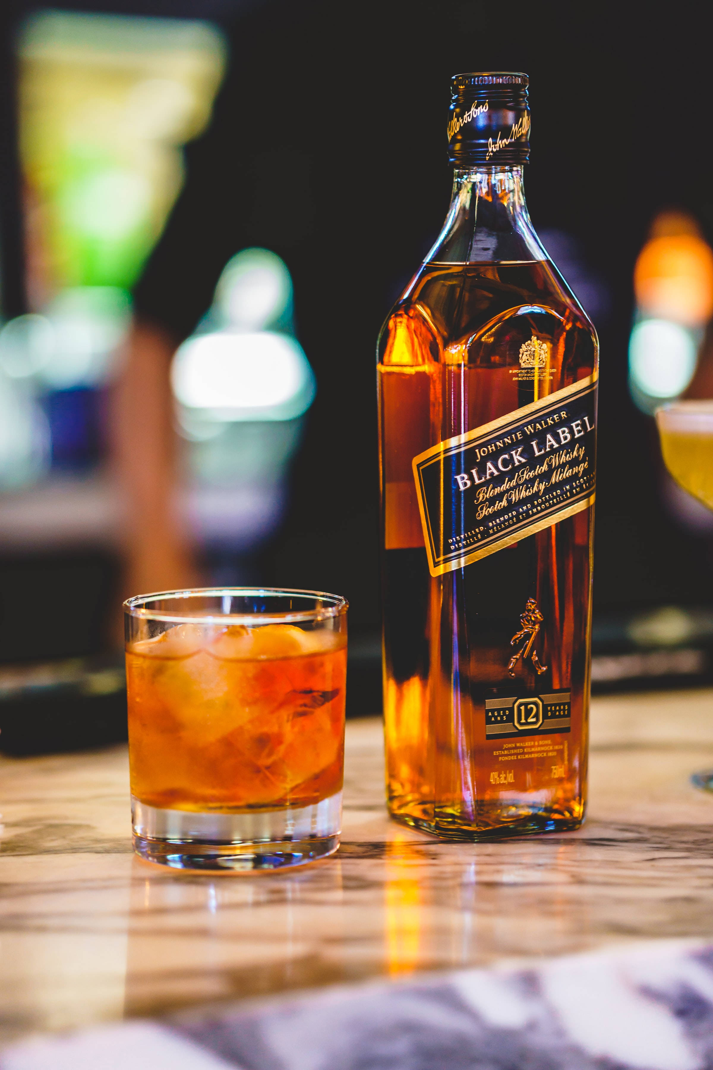 En Sofistikeret Smag - Black Label Whiskey Flaske og Glas Wallpapers