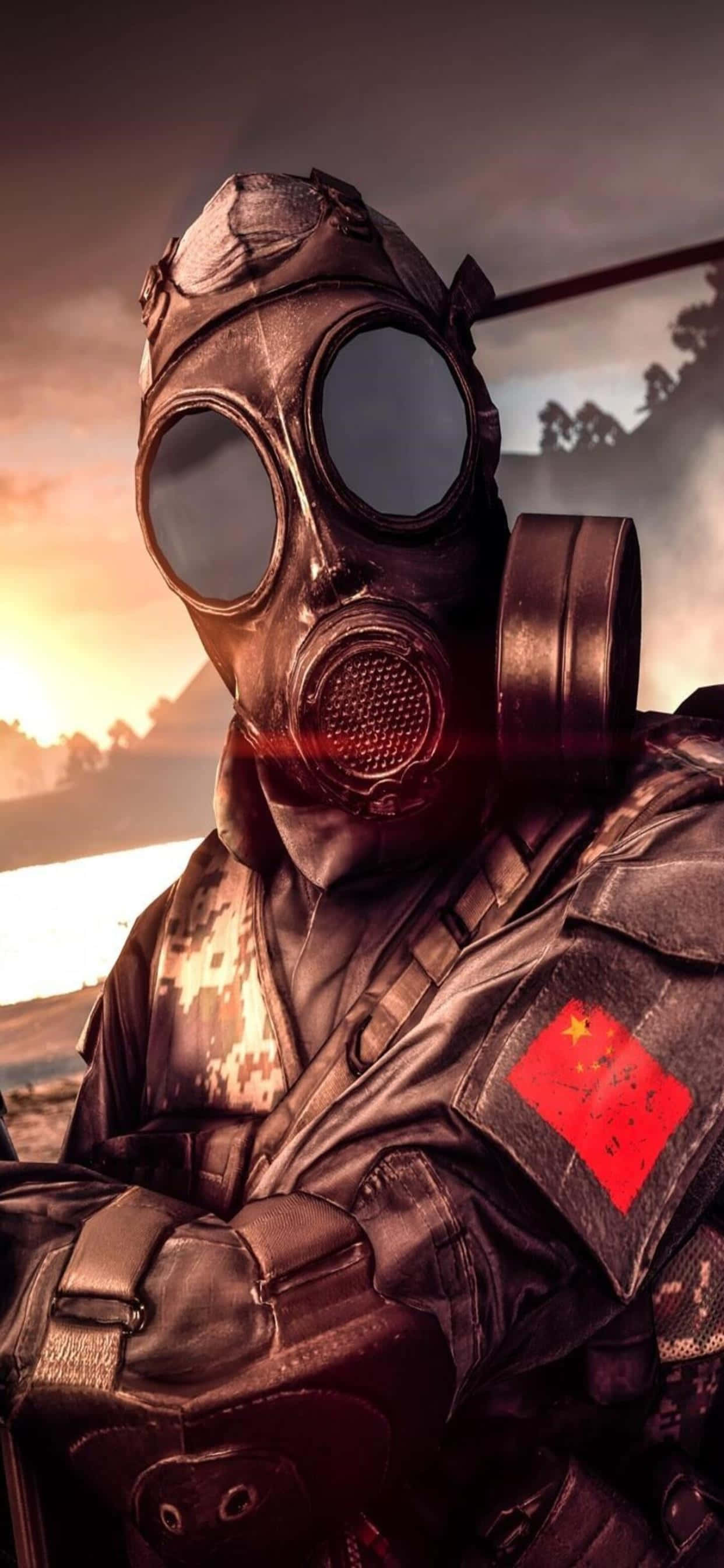 en soldat i gasmaske står foran en helikopter Wallpapers