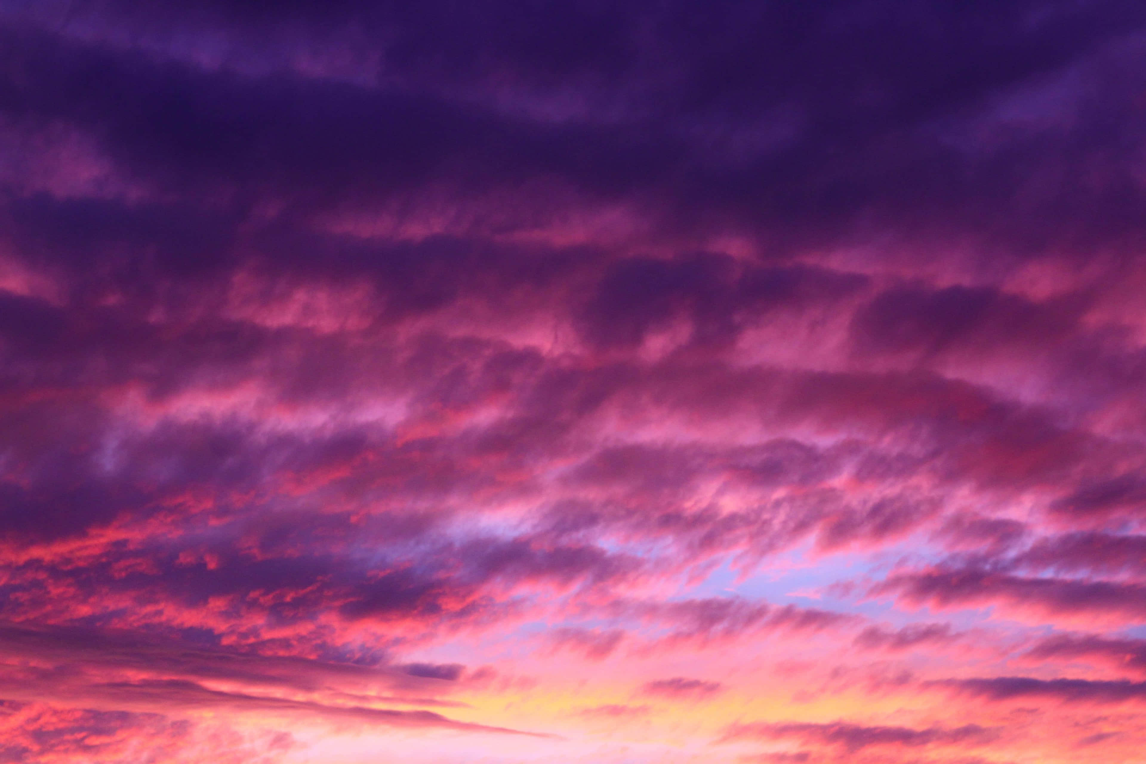 en solnedgang med et fly der flyver over en sø Wallpapers
