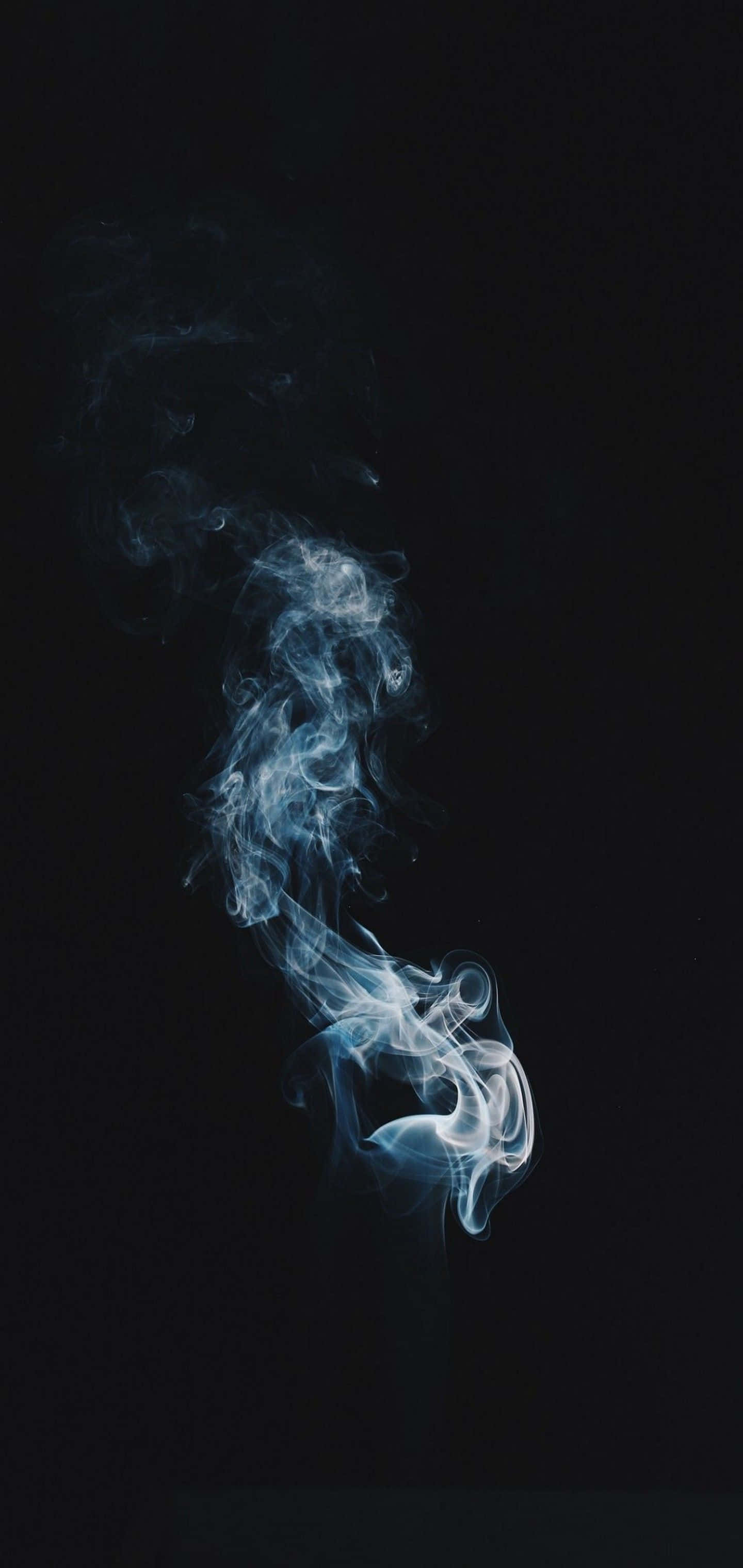 en sort baggrund med røg i baggrunden Wallpapers