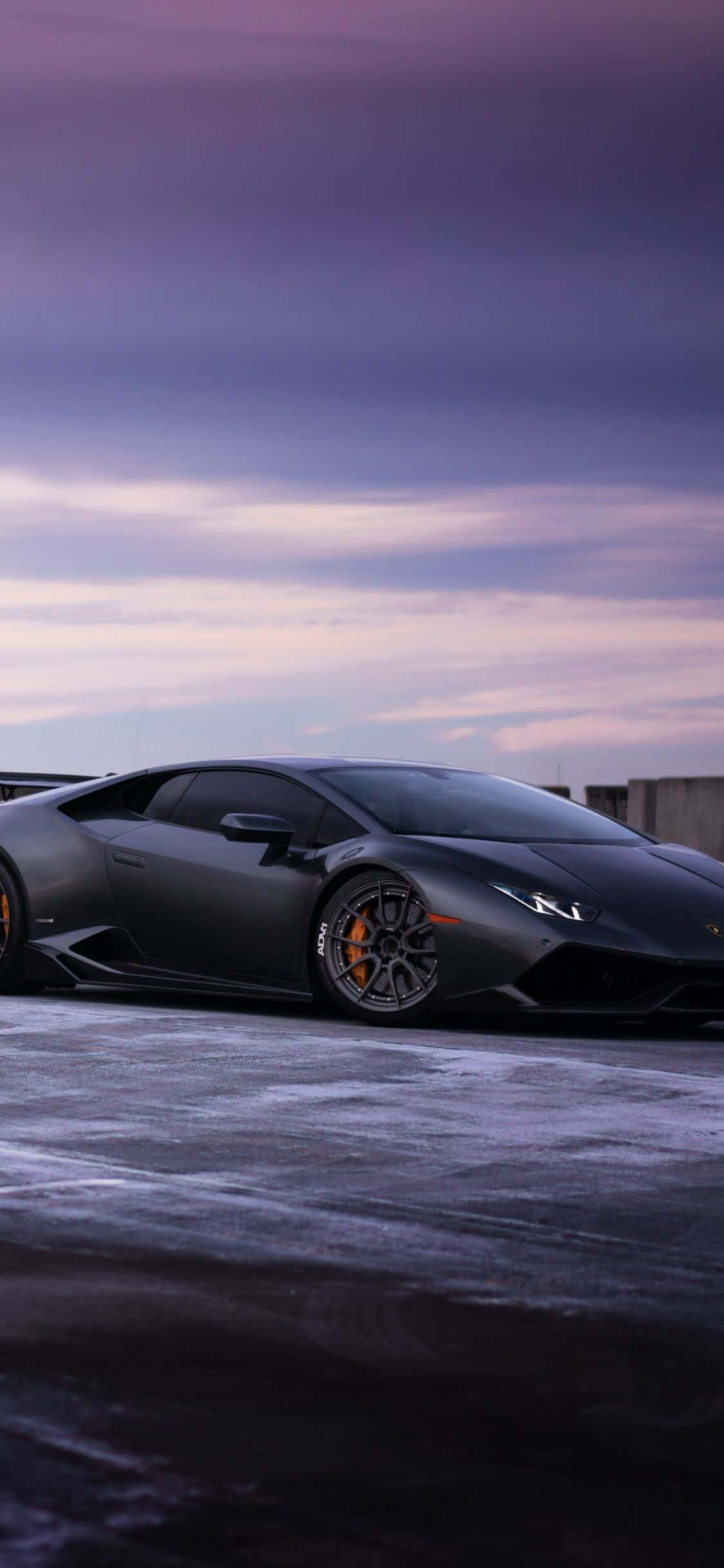 en sort lamborghini parkeret på en sneklædt vej Wallpapers