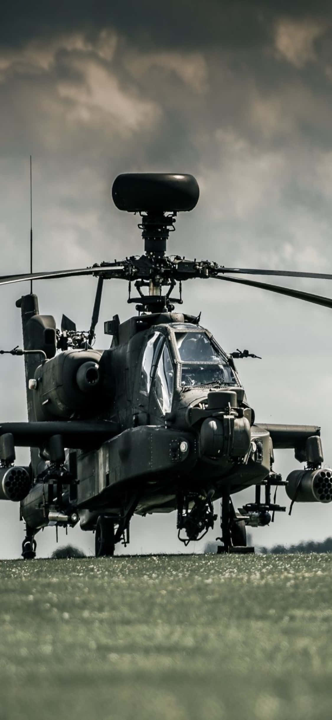 en sort militærhelikopter sidder på jorden Wallpapers