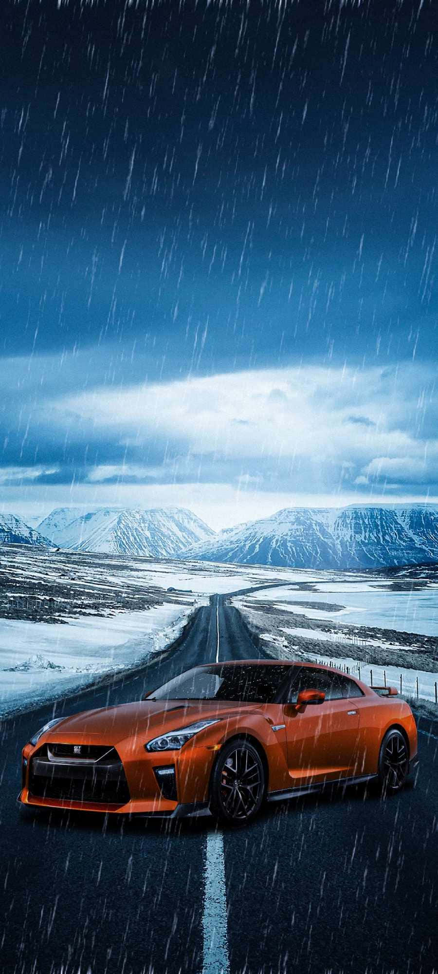 En sportsvogn kører ned ad en vej i regnen Wallpapers