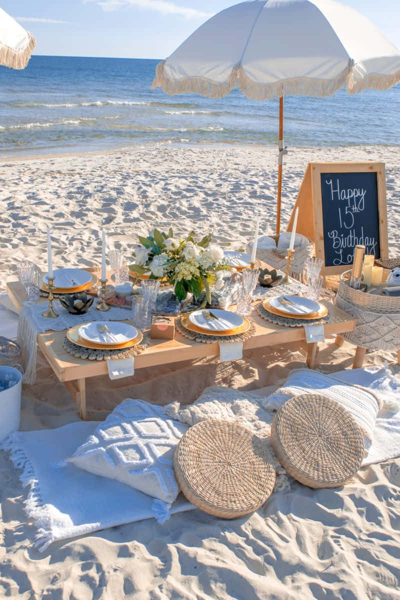 En strandfest med hvide duge og hvide parasoller Wallpapers