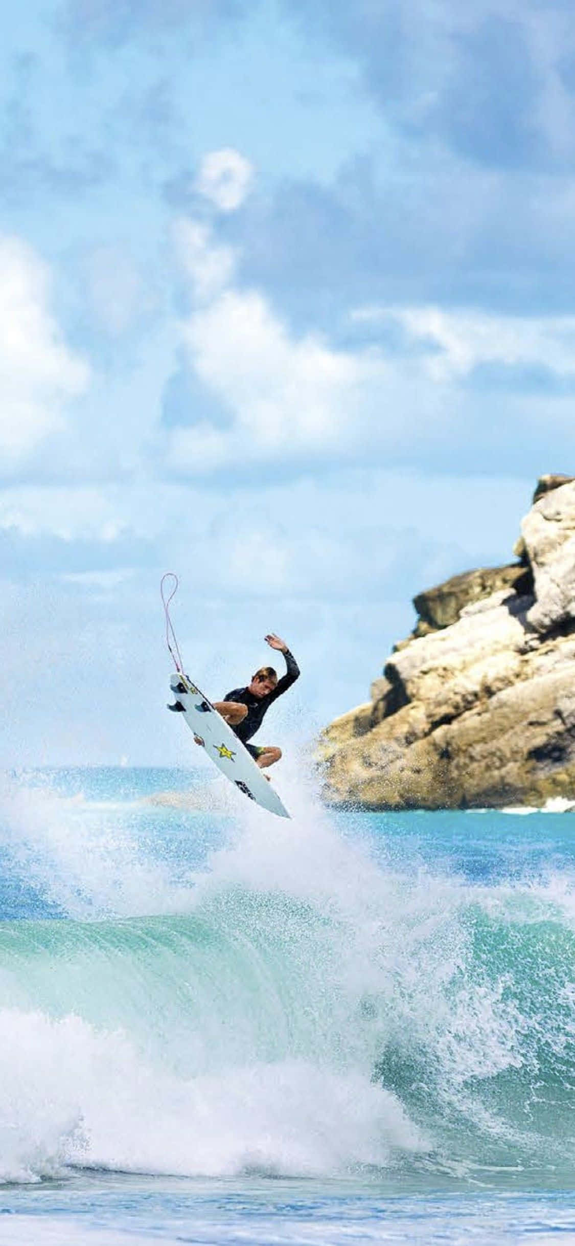 en surfer rider på en bølge Wallpapers