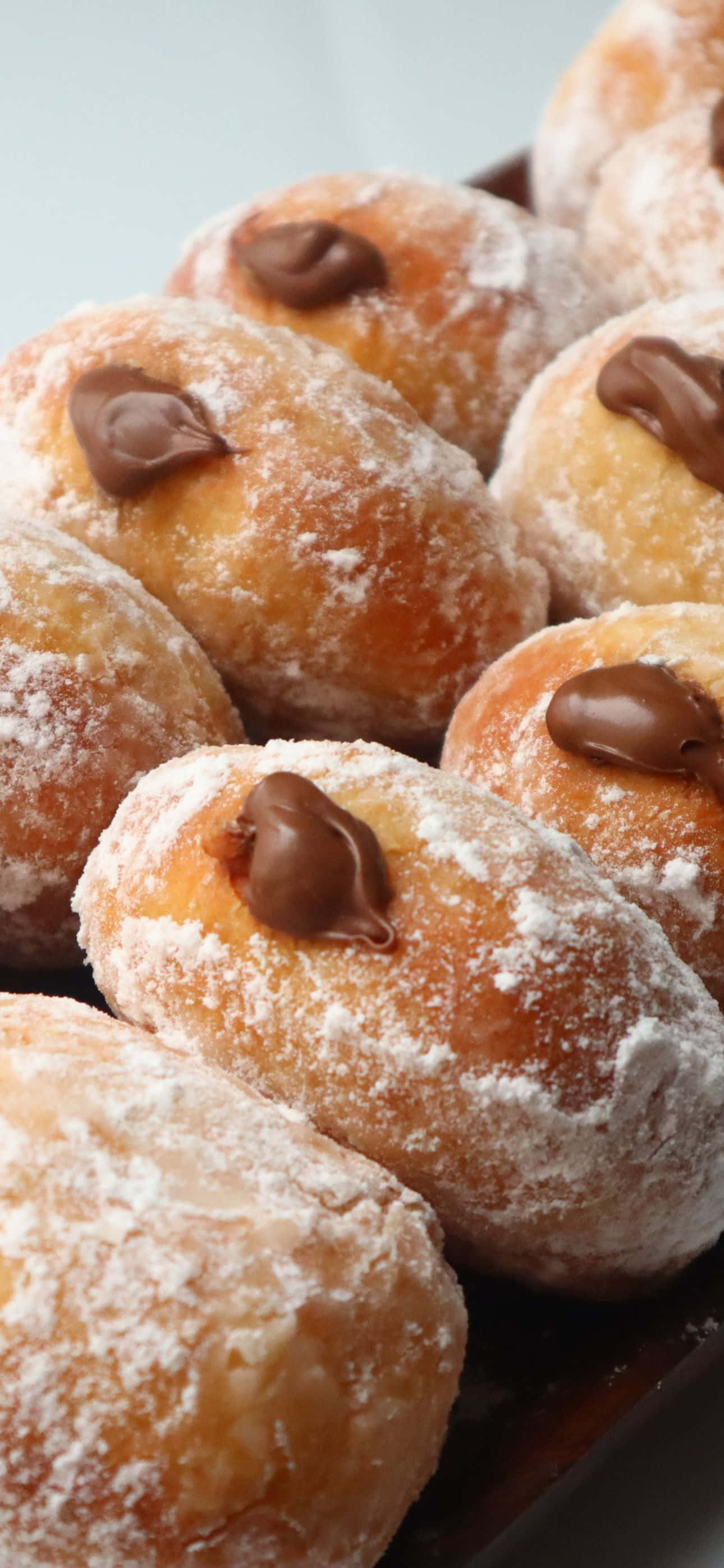 en tallerken donuts med chokolade og flormelis Wallpapers