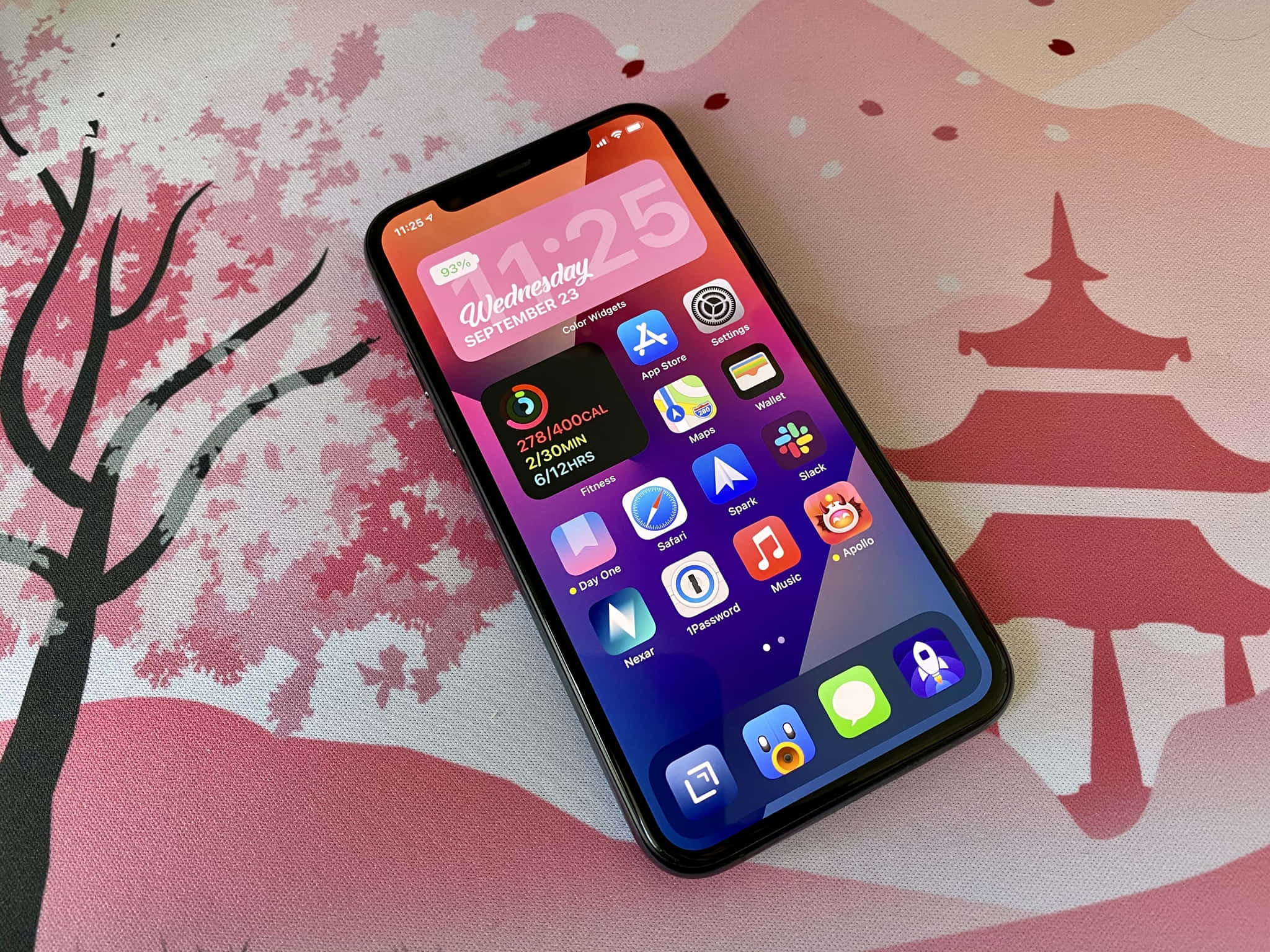 en telefon med en lyserød baggrund Wallpapers